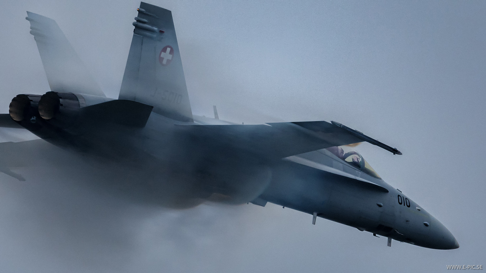 Canon EF 600mm F4L IS II USM sample photo. Fa-18 hornet, schweiz photography