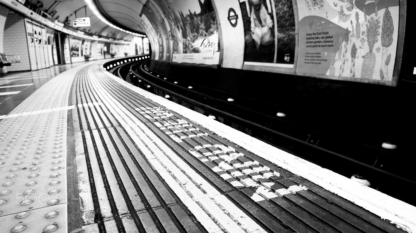 Sony Alpha NEX-5 sample photo. Mind the gap - london tube photography