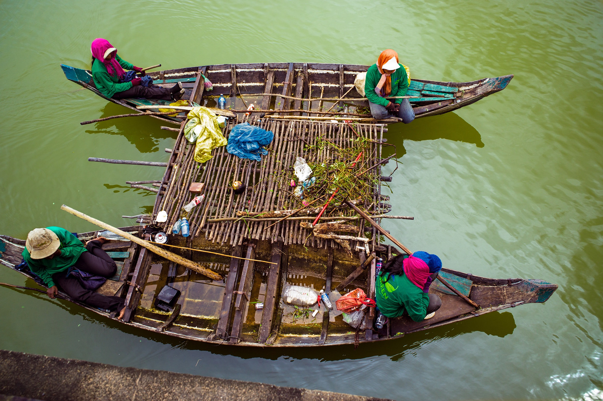 Leica M9 + Leica Summicron-M 28mm F2 ASPH sample photo. Cleaning the moat around angkor wat photography
