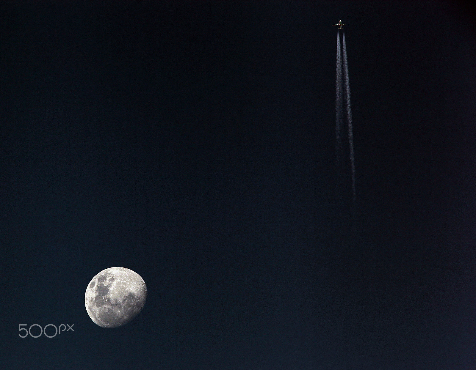 Canon EF 300mm F4L IS USM sample photo. A lua e o avião photography
