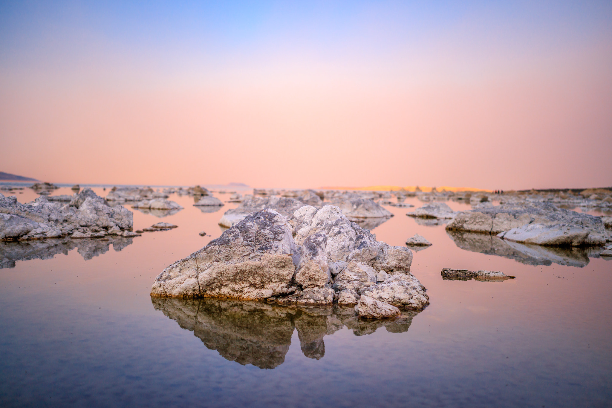 ZEISS Otus 28mm F1.4 sample photo. Mono lake at magic hour photography