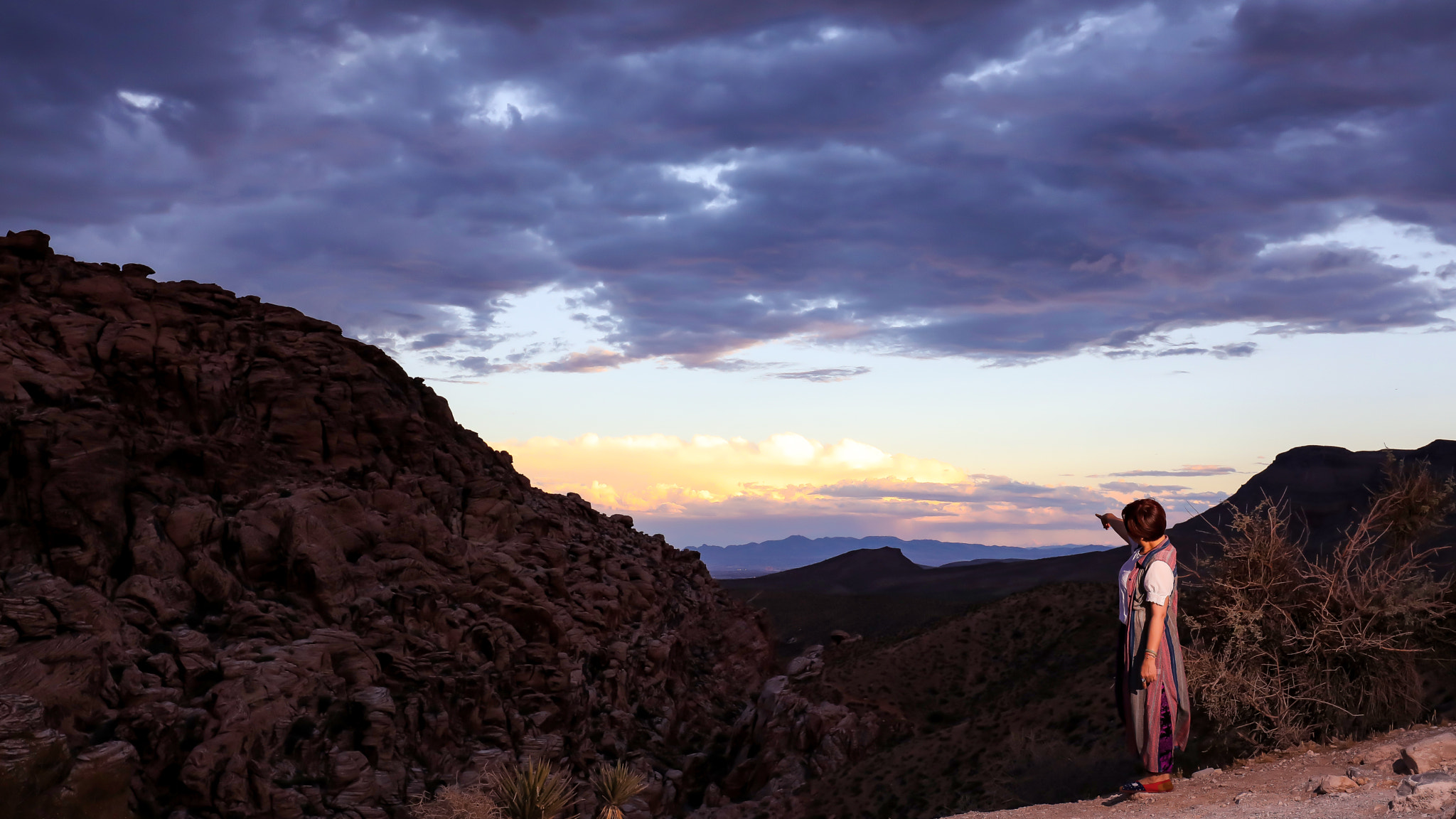 Canon EF 16-35mm F4L IS USM sample photo. Red rock sunset photography