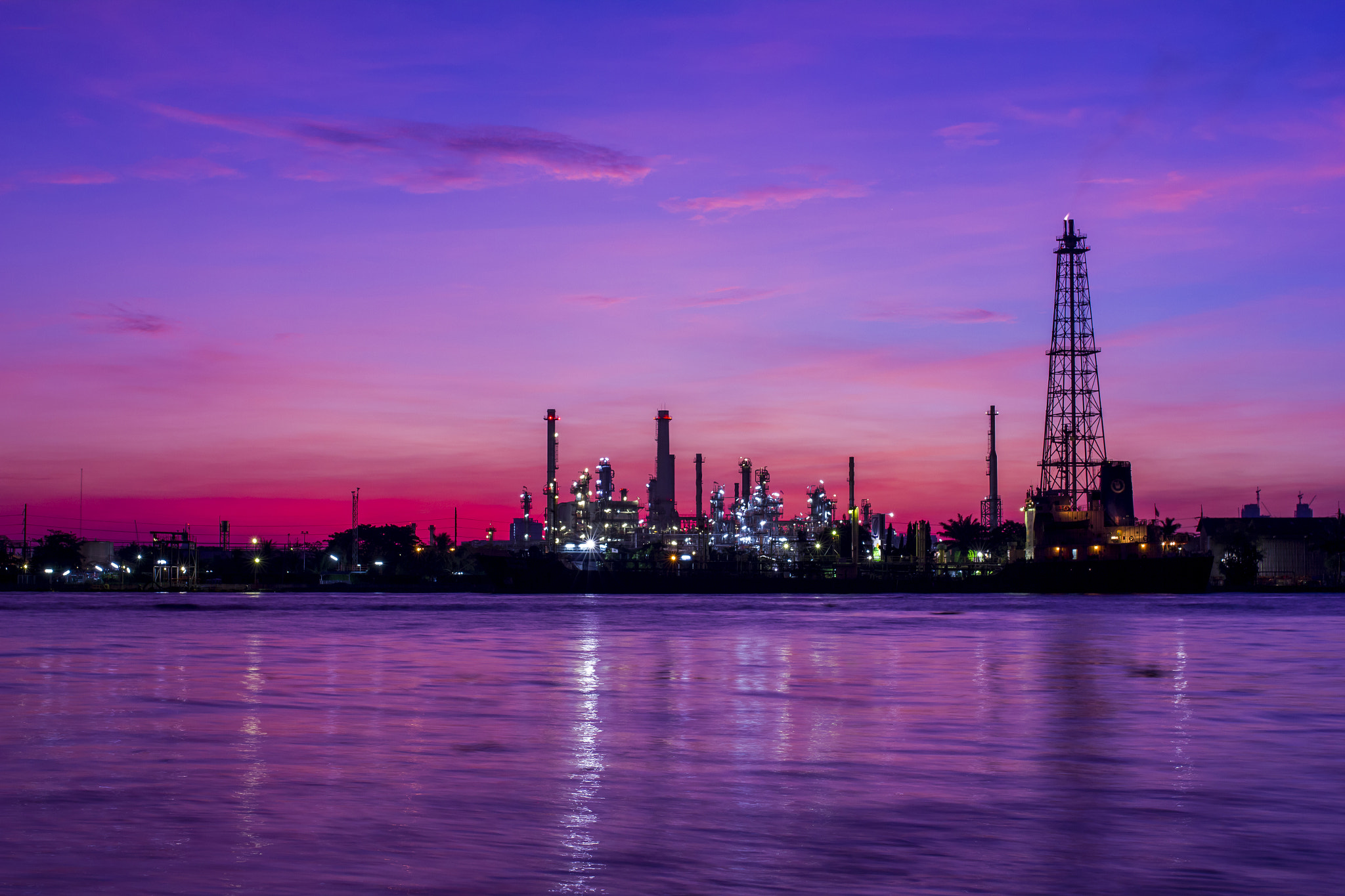 Canon EOS 550D (EOS Rebel T2i / EOS Kiss X4) sample photo. Panorama oil refinery along the river at dusk (bangkok, thailand photography