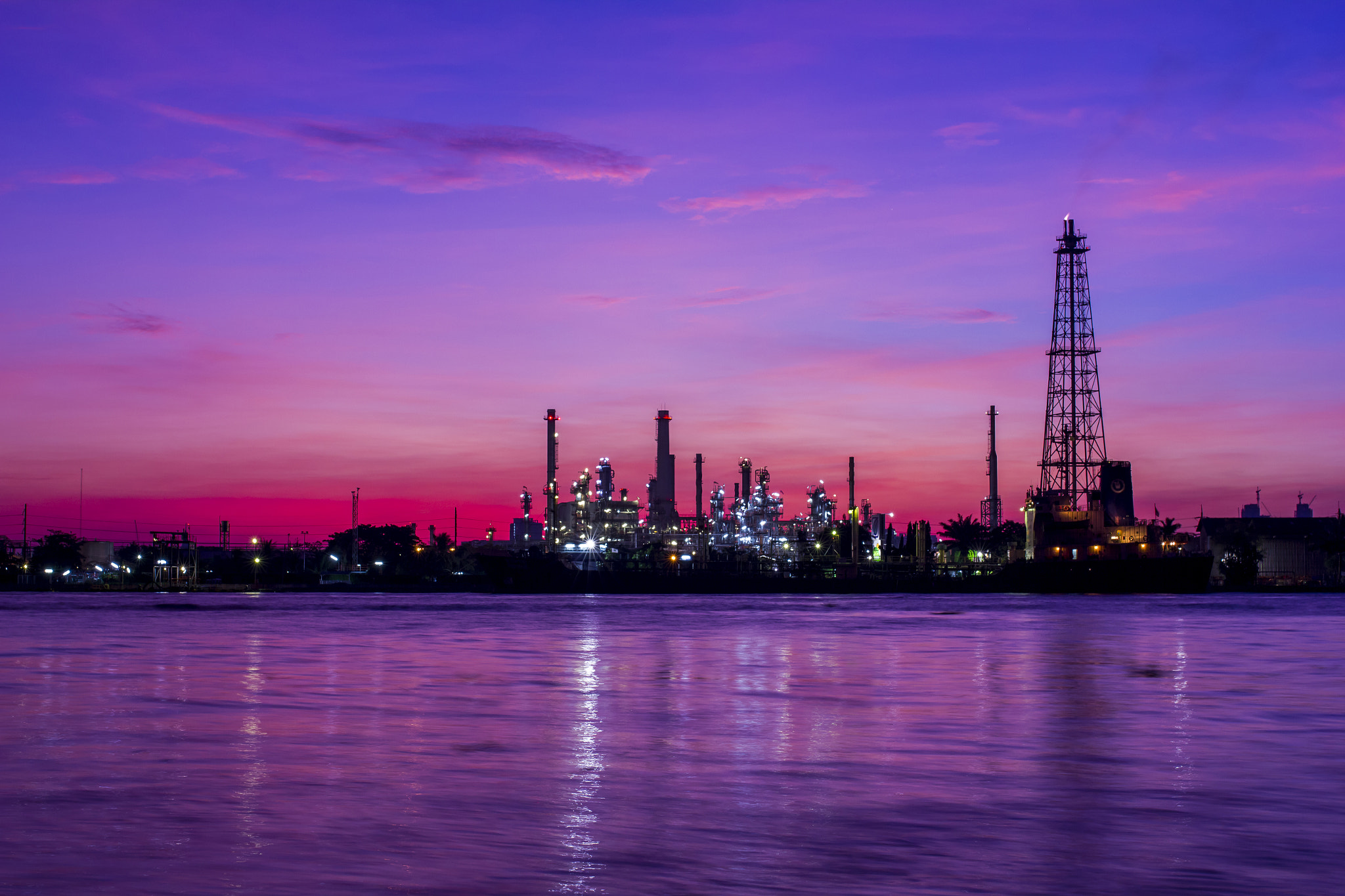 Canon EOS 550D (EOS Rebel T2i / EOS Kiss X4) + Sigma 35mm F1.4 DG HSM Art sample photo. Panorama oil refinery along the river at dusk (bangkok, thailand photography