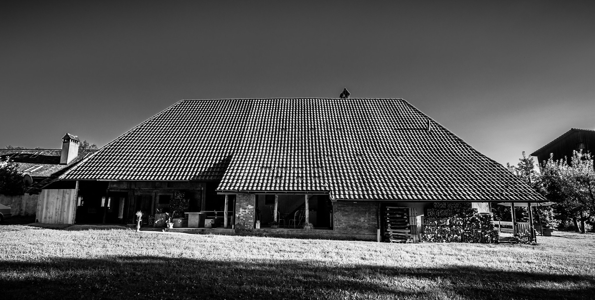 Canon EOS 100D (EOS Rebel SL1 / EOS Kiss X7) + Tokina AT-X Pro 11-16mm F2.8 DX sample photo. Ferme - black & white photography