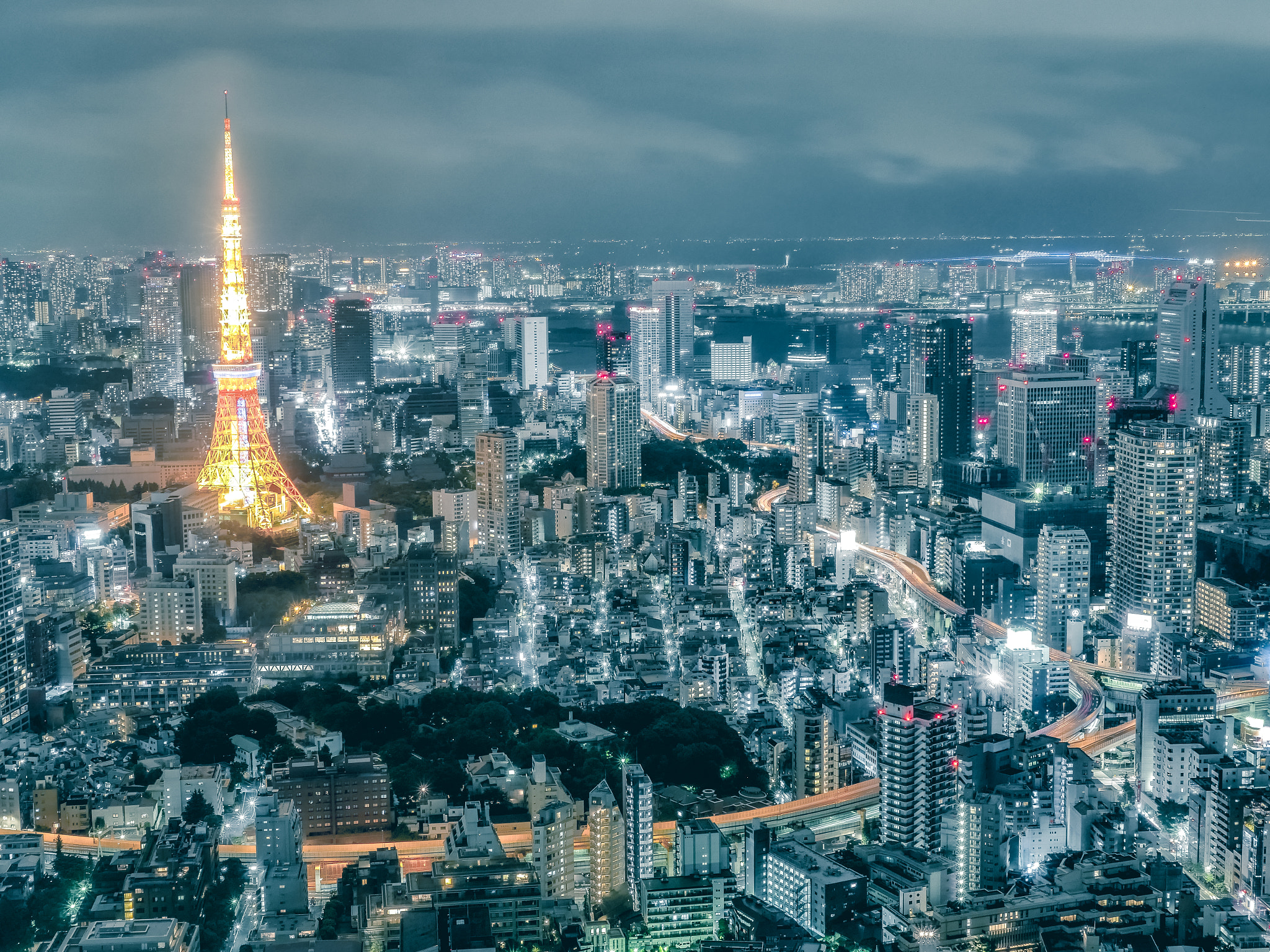 Panasonic Lumix DMC-GX8 + Panasonic Leica DG Summilux 25mm F1.4 II ASPH sample photo. That tokyo glow photography