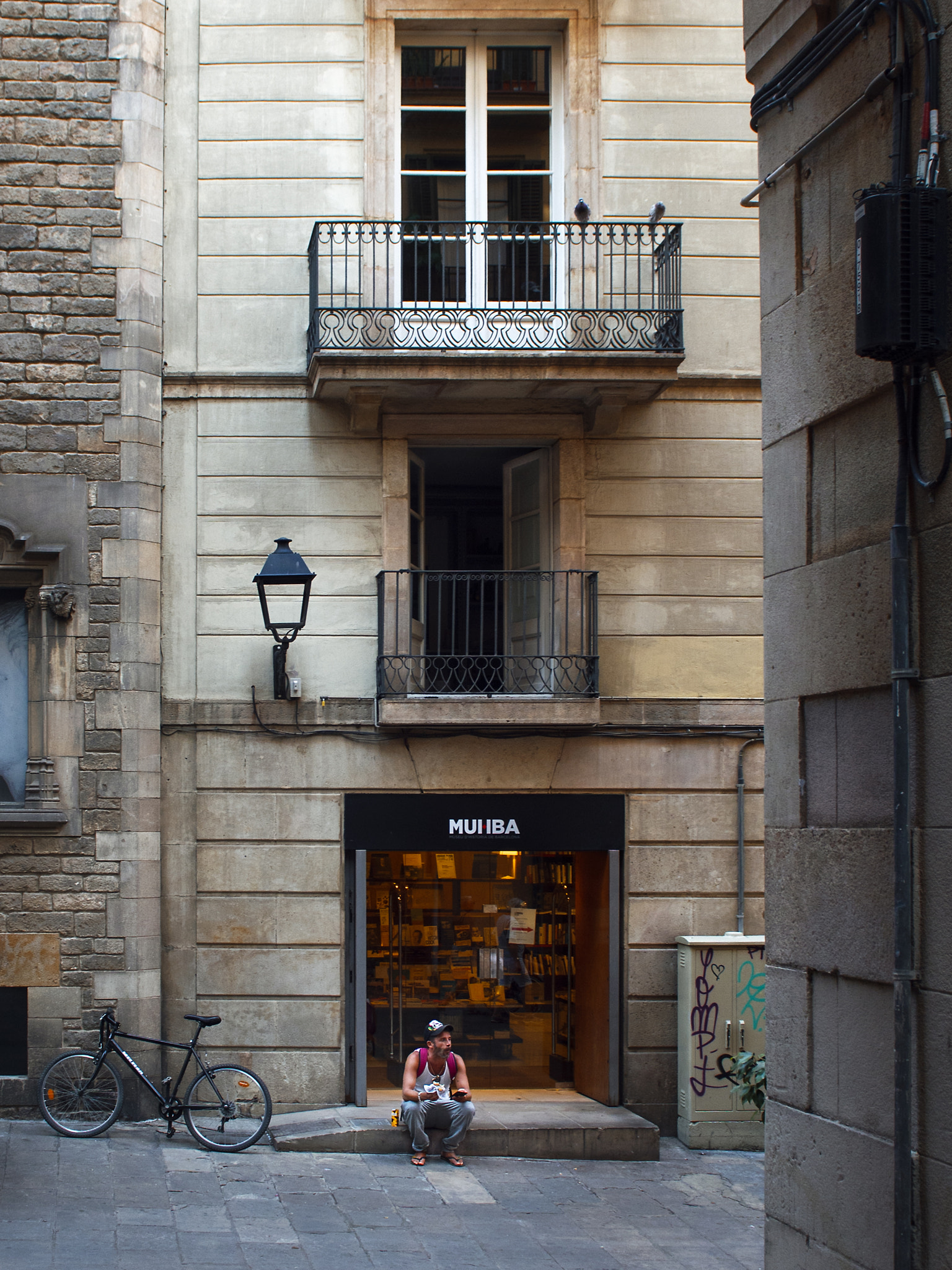 Nikon D750 + Sigma 24-70mm F2.8 EX DG Macro sample photo. Una parada photography