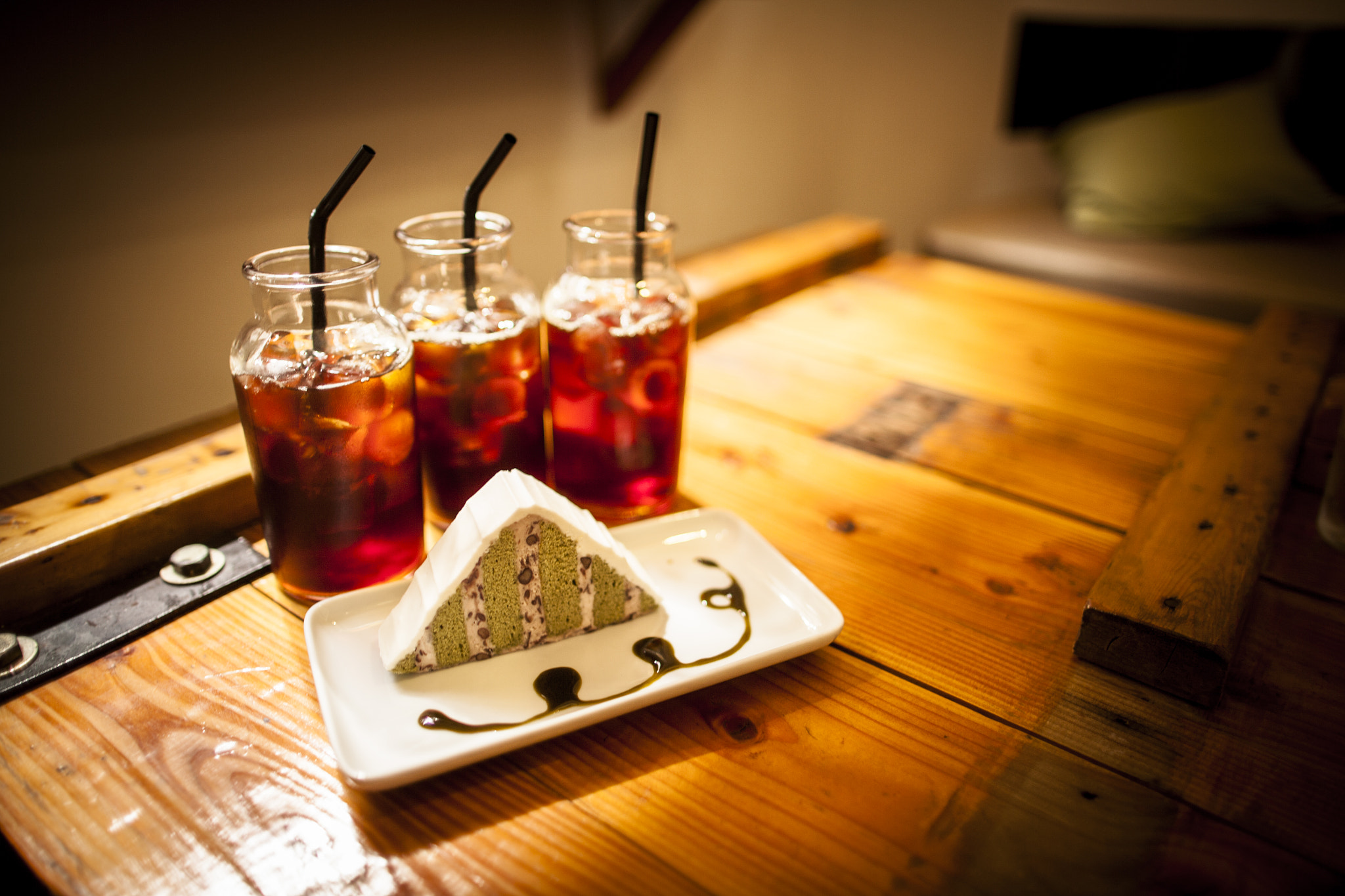 Canon EF 24mm F1.4L II USM sample photo. Ice coffee & cake photography