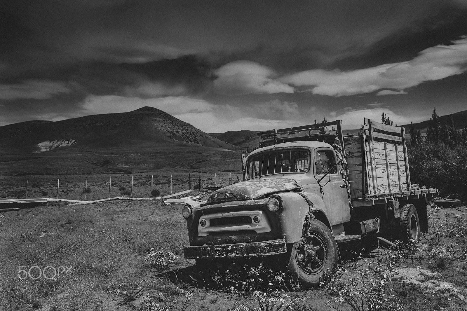 Canon EOS-1D X + Canon EF 35mm F1.4L USM sample photo. Abandoned truck near el calafate photography