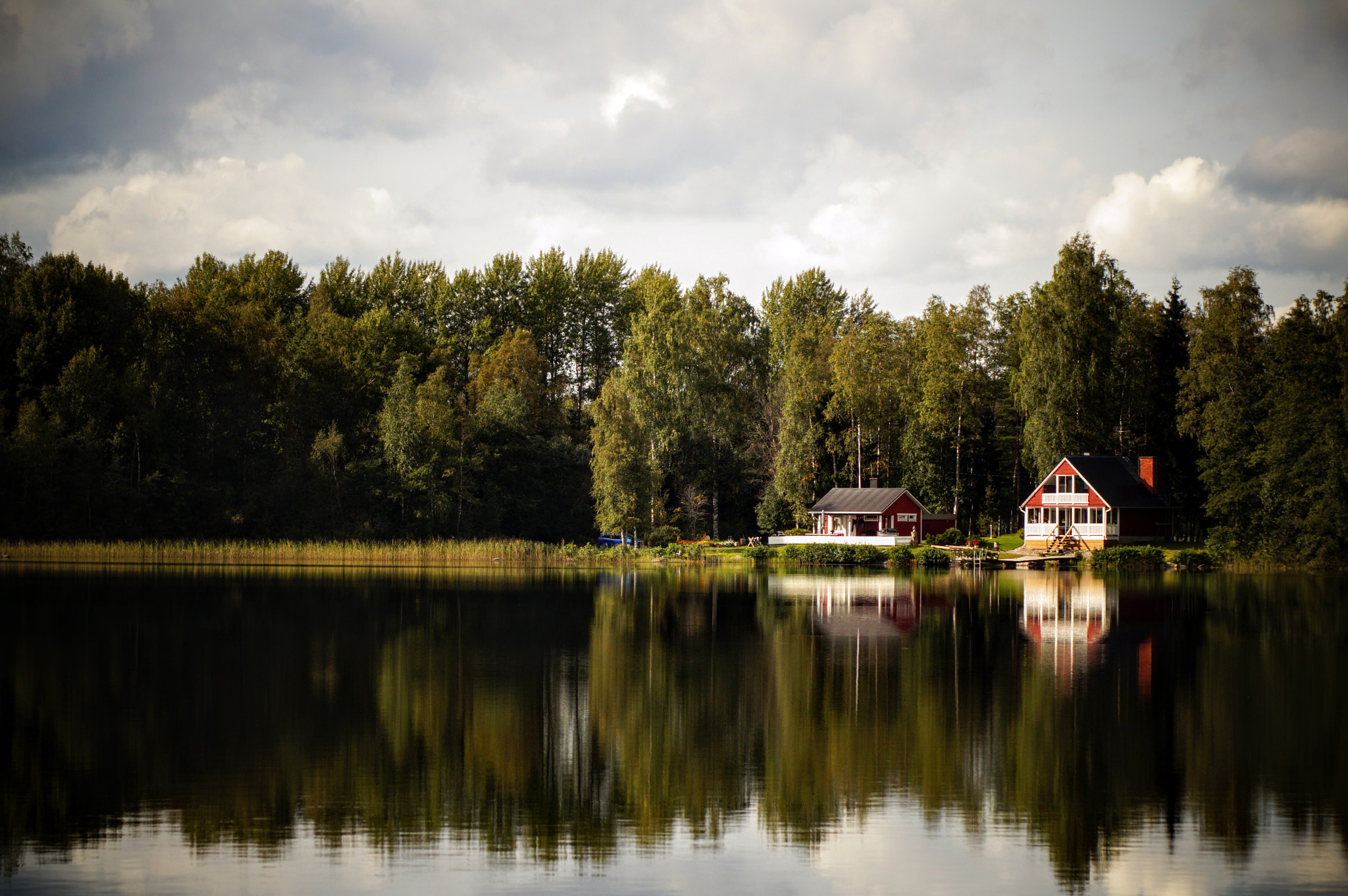 Sony 75-300mm F4.5-5.6 sample photo. Finnish house on the edge of the lake photography