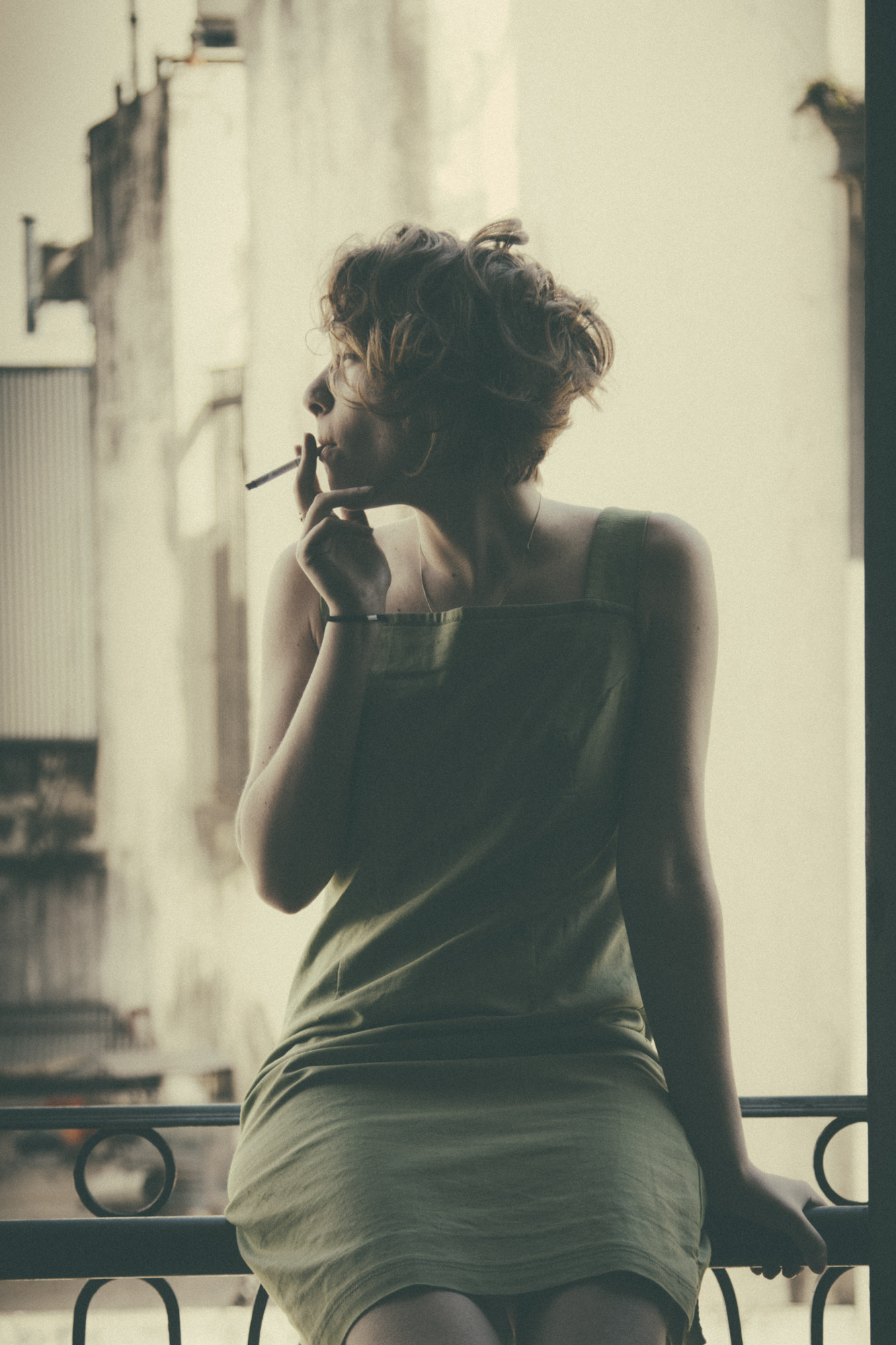 Canon EOS 700D (EOS Rebel T5i / EOS Kiss X7i) sample photo. Smoking on the balcony photography