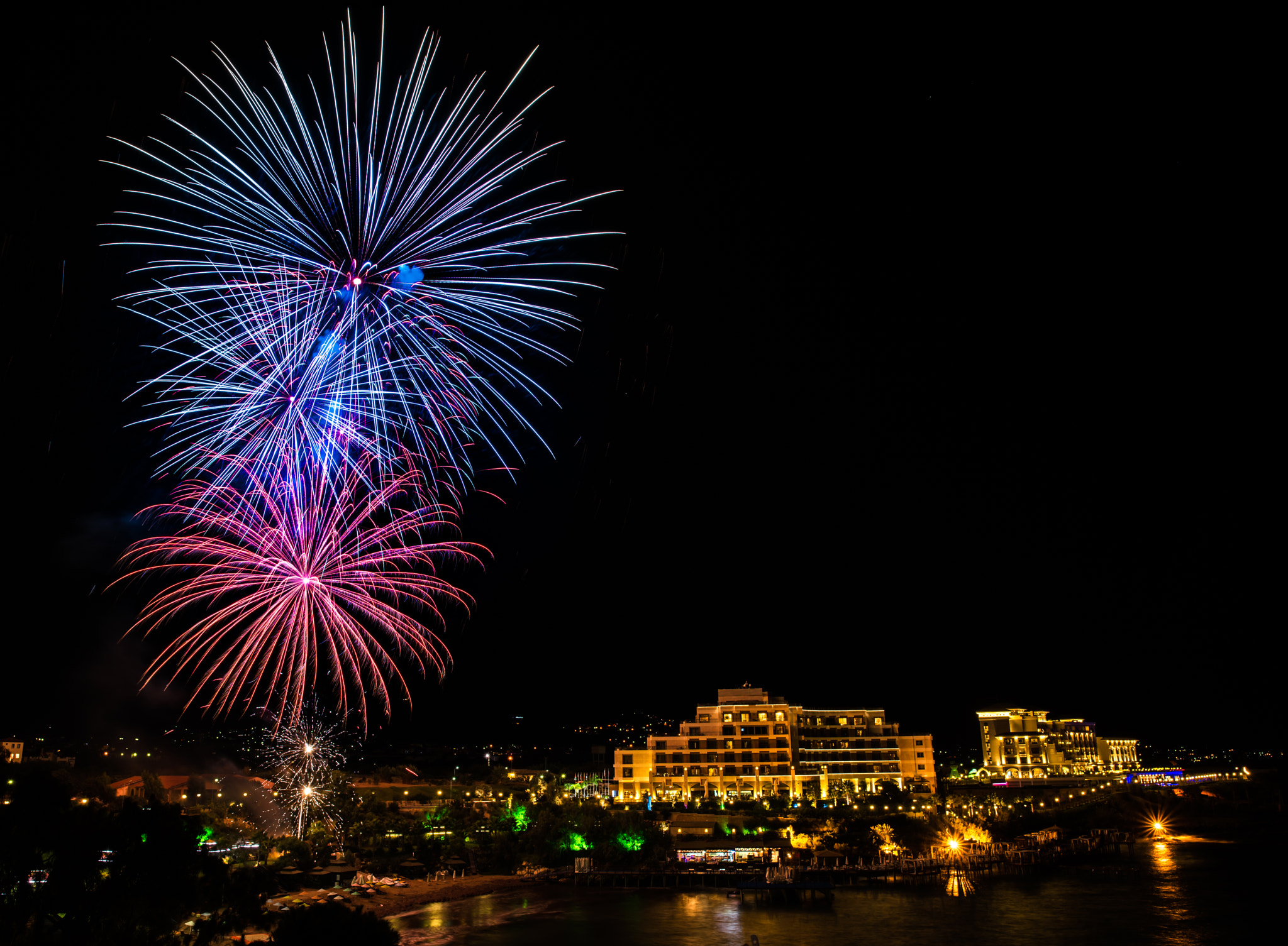 Nikon D810 + Nikon AF-S Nikkor 200-400mm F4G ED-IF VR sample photo. Firework photography