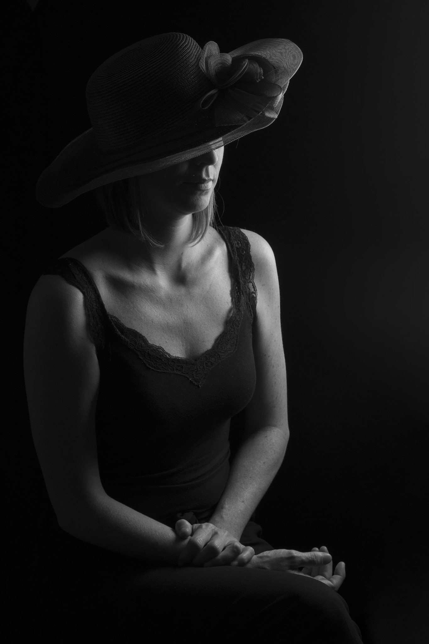 Sigma 17-70mm F2.8-4 DC Macro OS HSM sample photo. La dame au chapeau photography