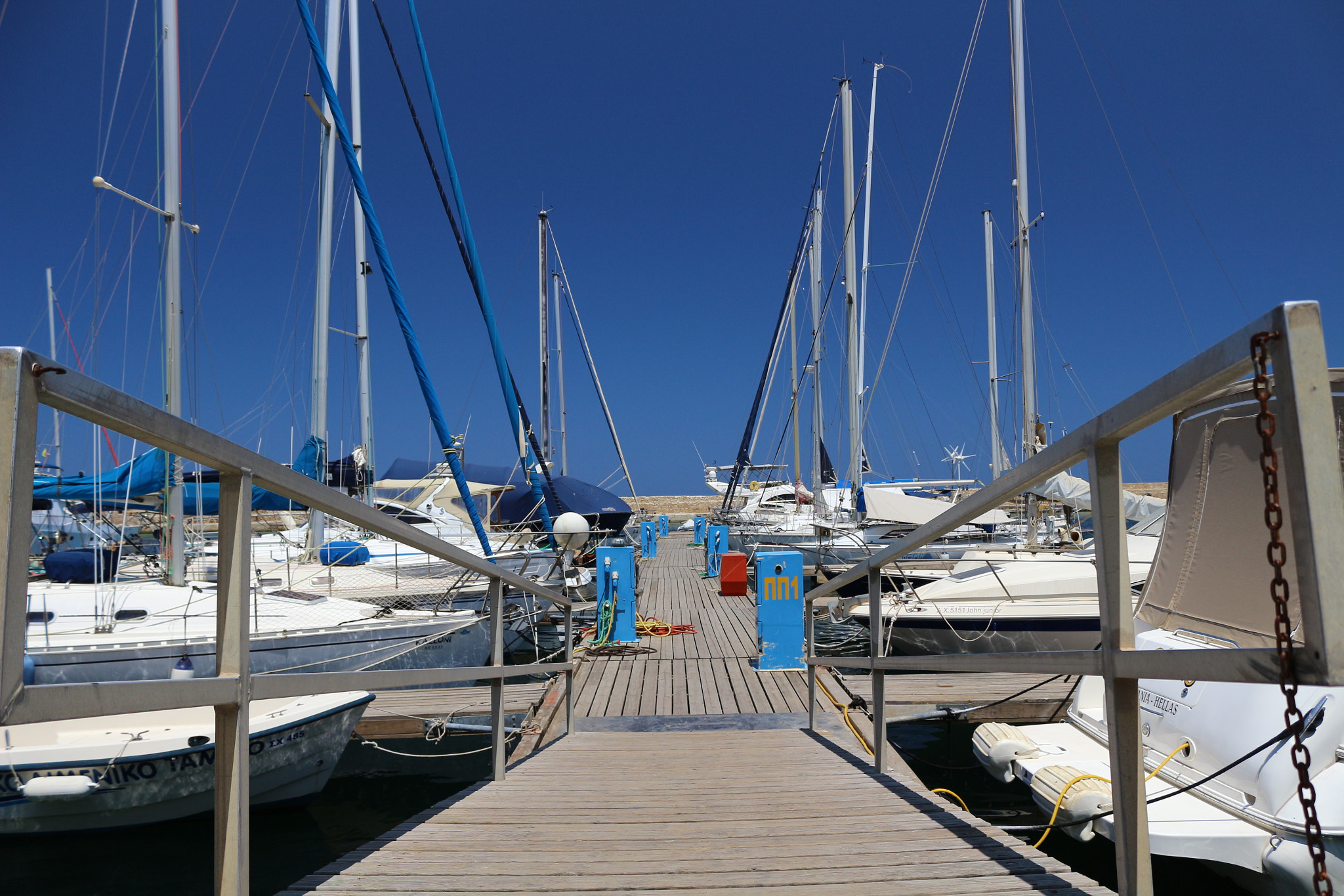 Canon EOS 100D (EOS Rebel SL1 / EOS Kiss X7) sample photo. Harbour chania photography