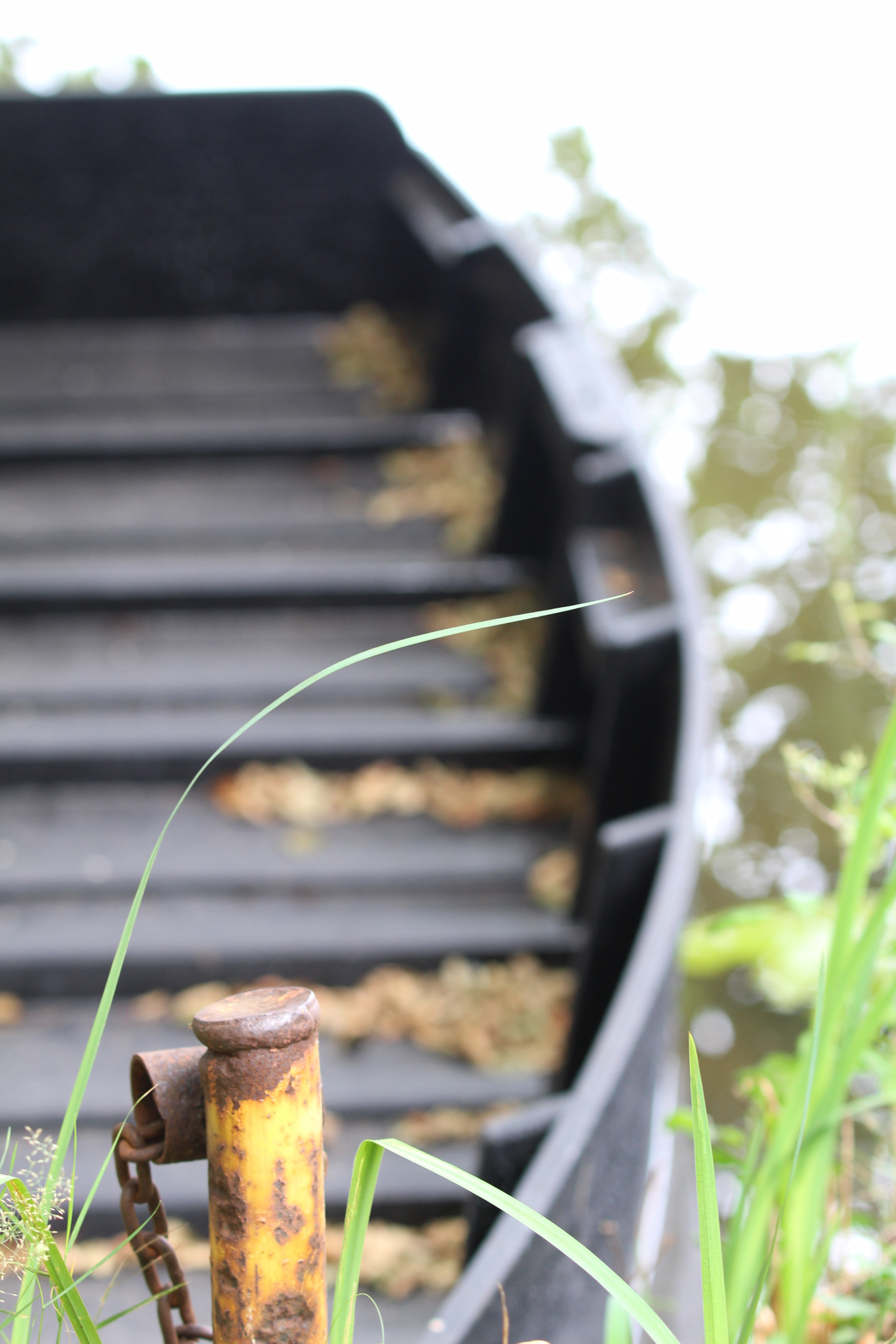 Canon EOS 100D (EOS Rebel SL1 / EOS Kiss X7) sample photo. Rust near a boat photography