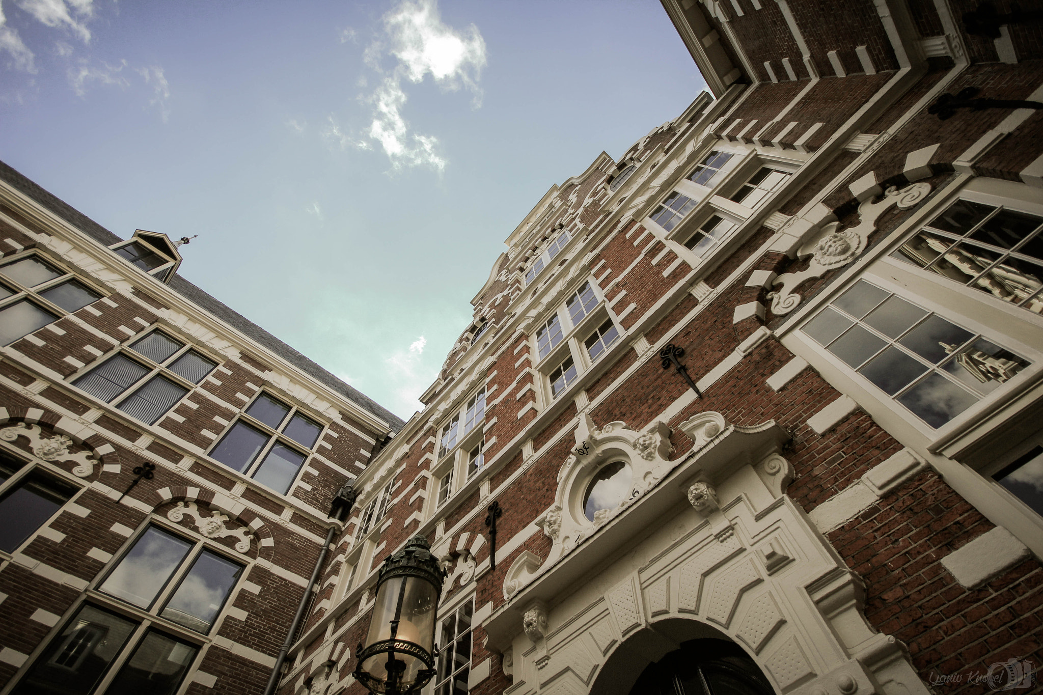 Canon EOS 550D (EOS Rebel T2i / EOS Kiss X4) sample photo. Blue skies over building tops photography