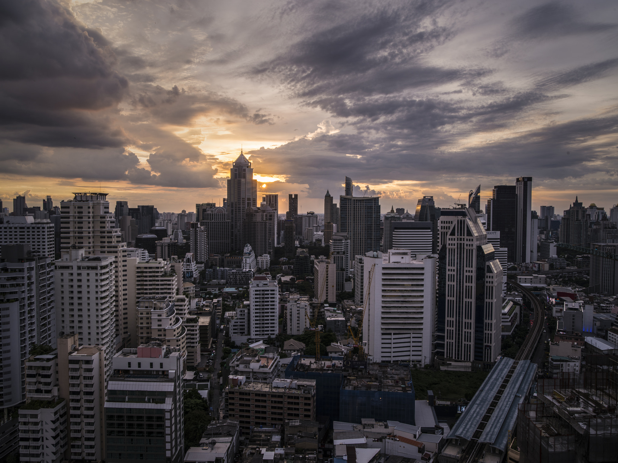 Pentax 645Z + HD Pentax-D FA645 35mm F3.5 AL [IF] sample photo. Sunset in bangkok. photography