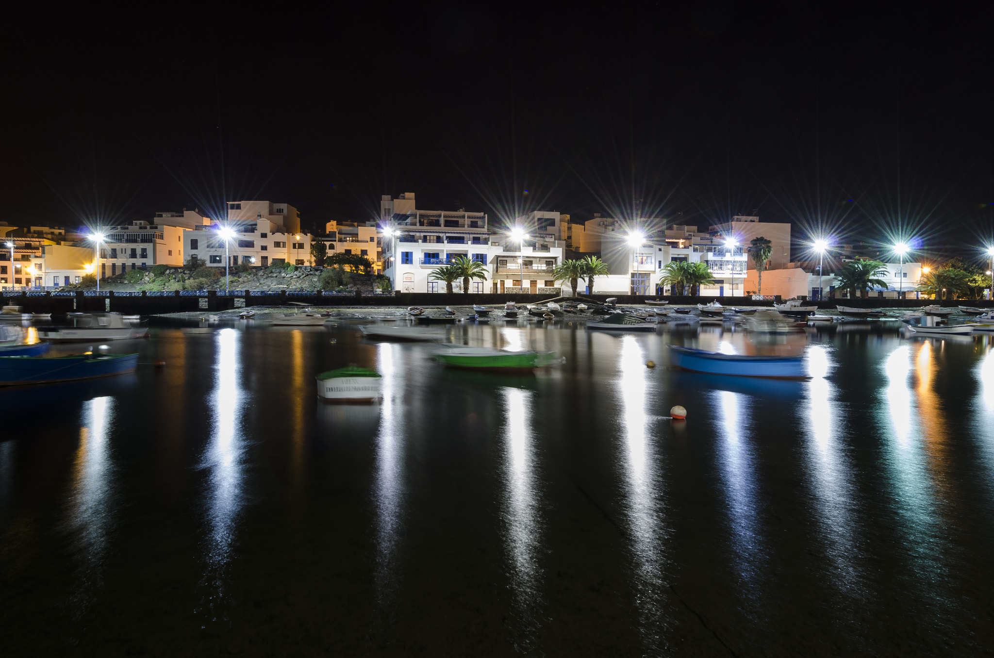 Nikon AF-S Nikkor 16-35mm F4G ED VR sample photo. Reflejos de luz entre barcas photography