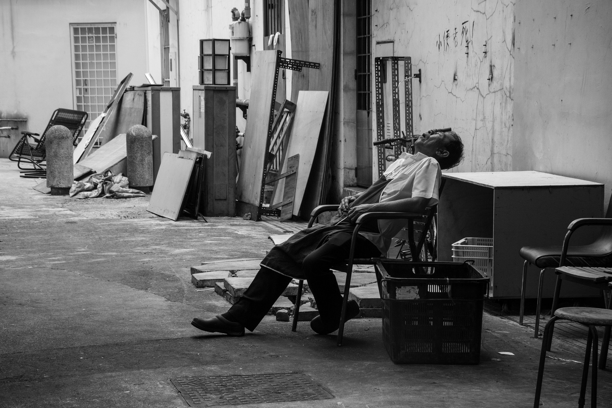 Canon EOS 7D + Sigma 18-200mm f/3.5-6.3 DC OS HSM [II] sample photo. Backstreet napping photography