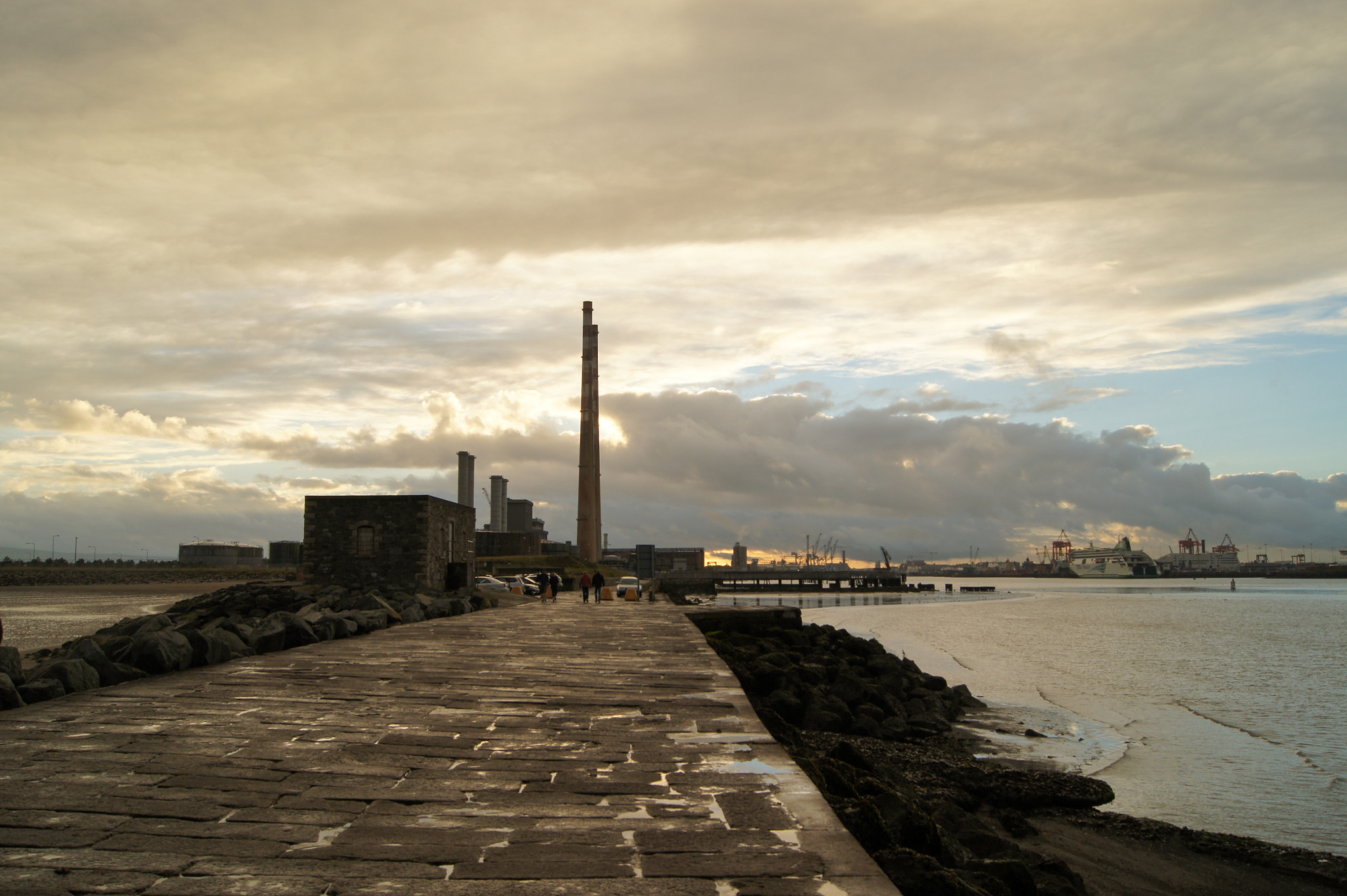 Sony SLT-A33 + Sony DT 18-55mm F3.5-5.6 SAM sample photo. Chimney in dublin photography
