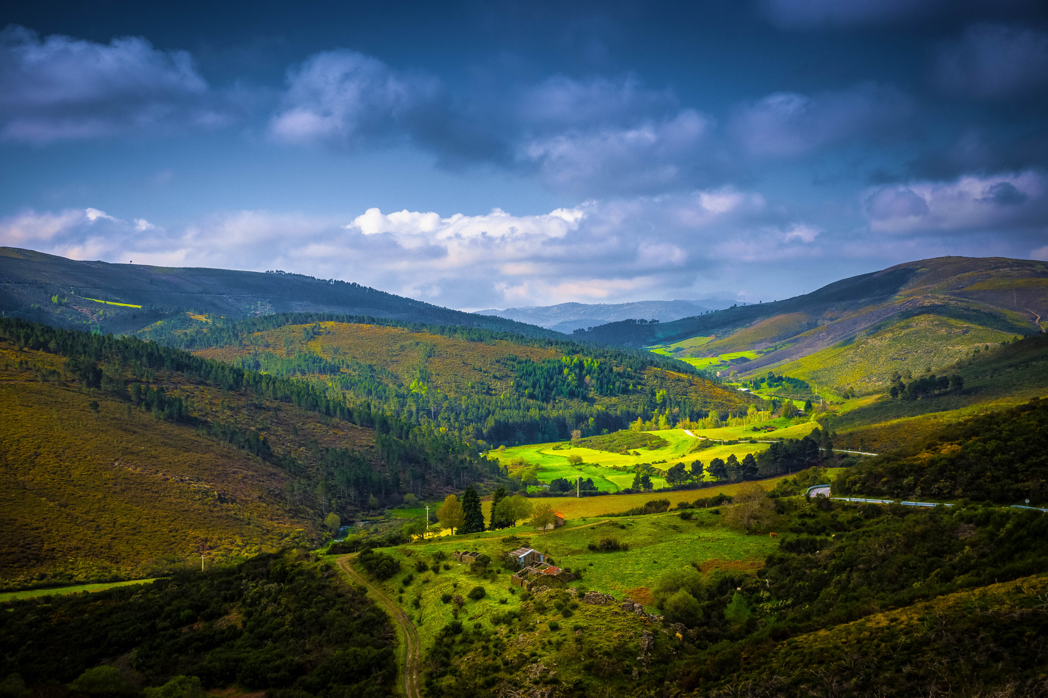 Sony DT 16-105mm F3.5-5.6 sample photo. Green valley at the end of the day photography