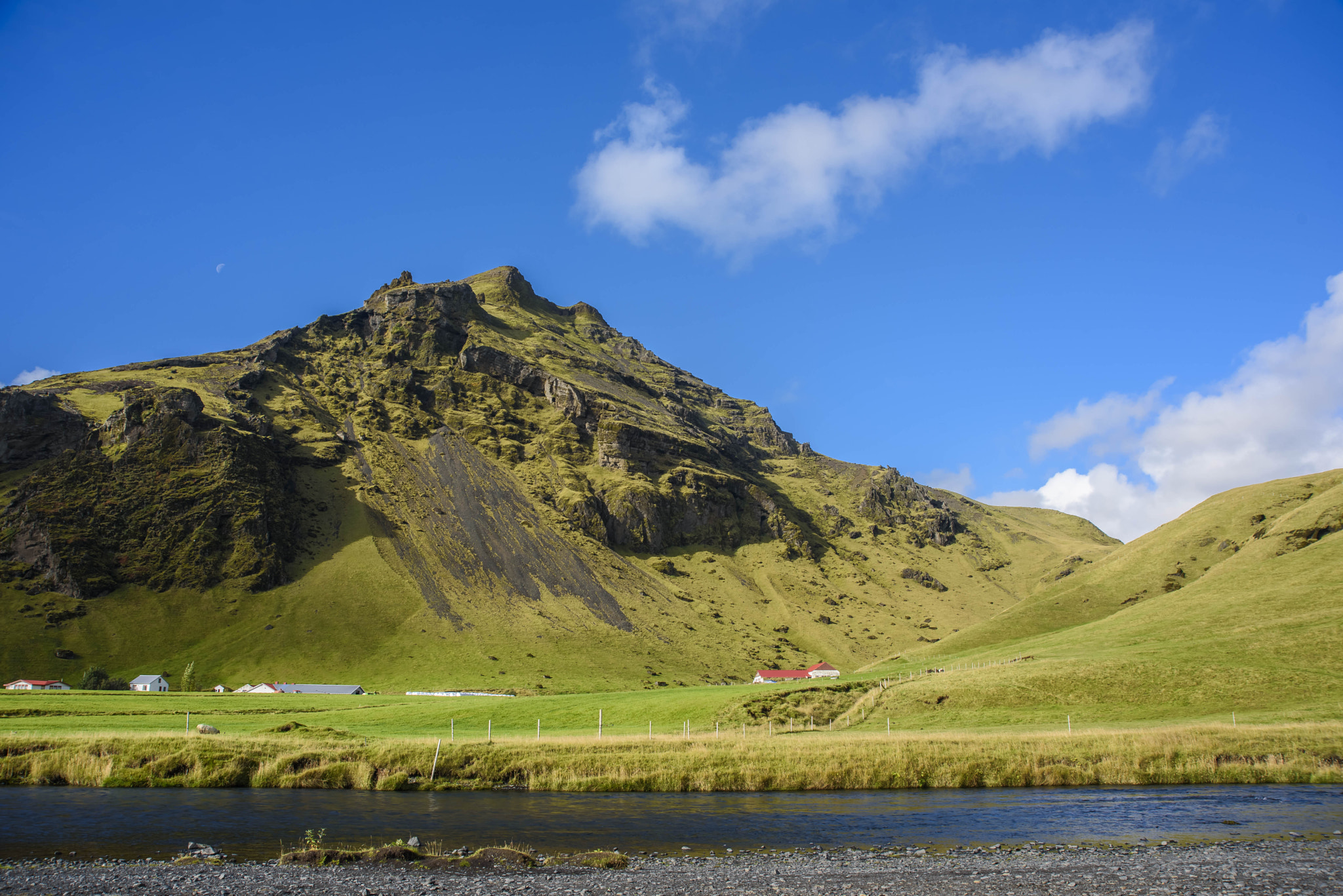 AF Zoom-Nikkor 28-105mm f/3.5-4.5D IF sample photo. The fruits of skógafoss photography