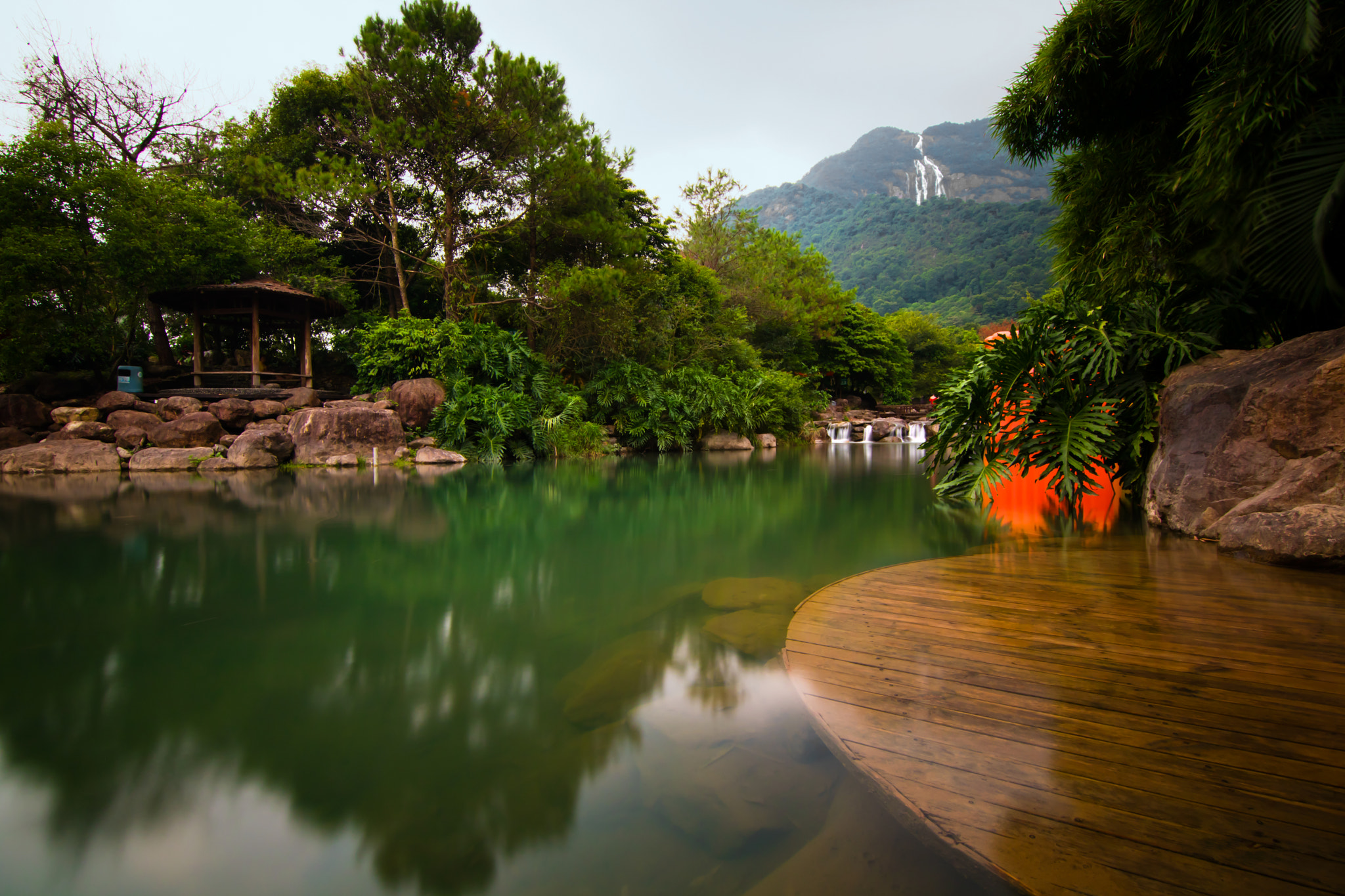 Canon EOS 750D (EOS Rebel T6i / EOS Kiss X8i) sample photo. Lake in front of the waterfall photography