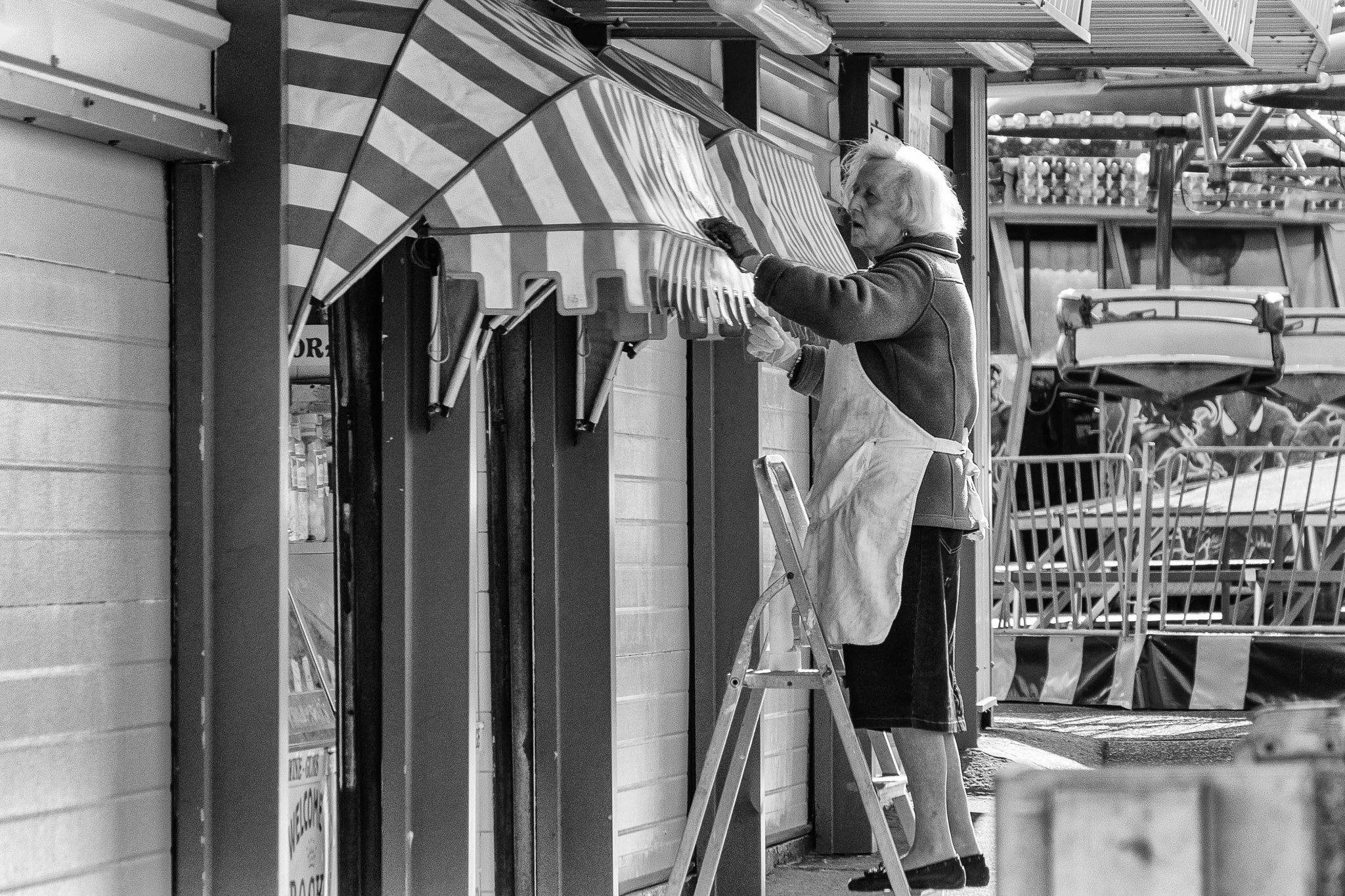 Sigma 18-250mm F3.5-6.3 DC OS HSM sample photo. Chip shop cleaner photography
