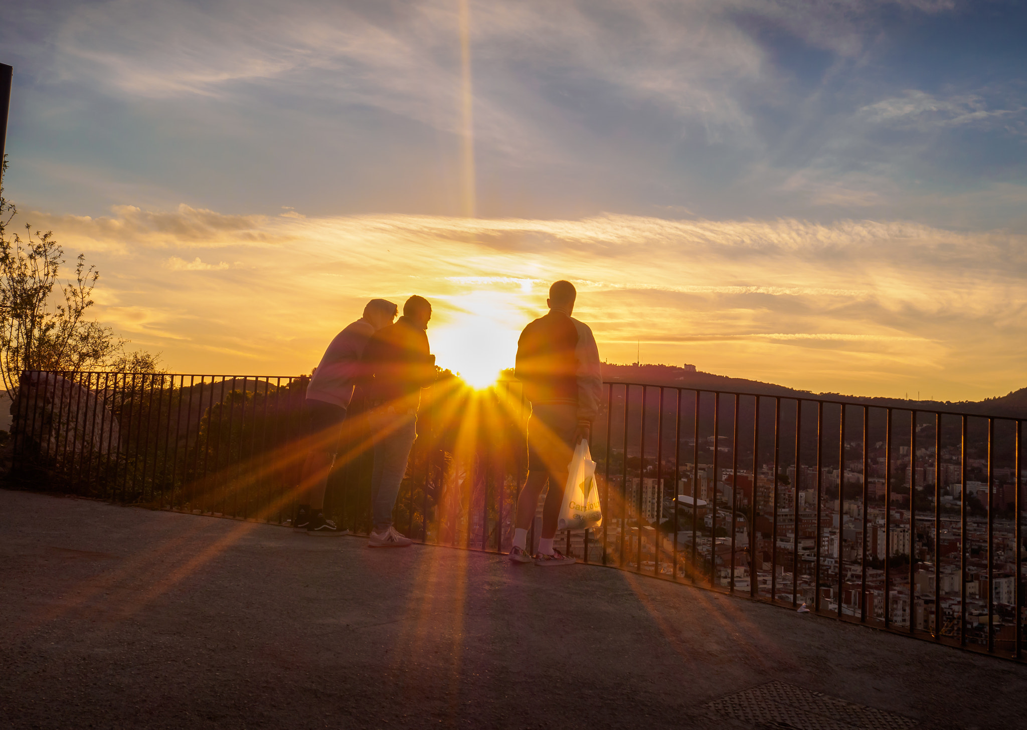 Olympus OM-D E-M10 II + Olympus M.Zuiko Digital 17mm F1.8 sample photo. Sunset beers at the viewpoint photography