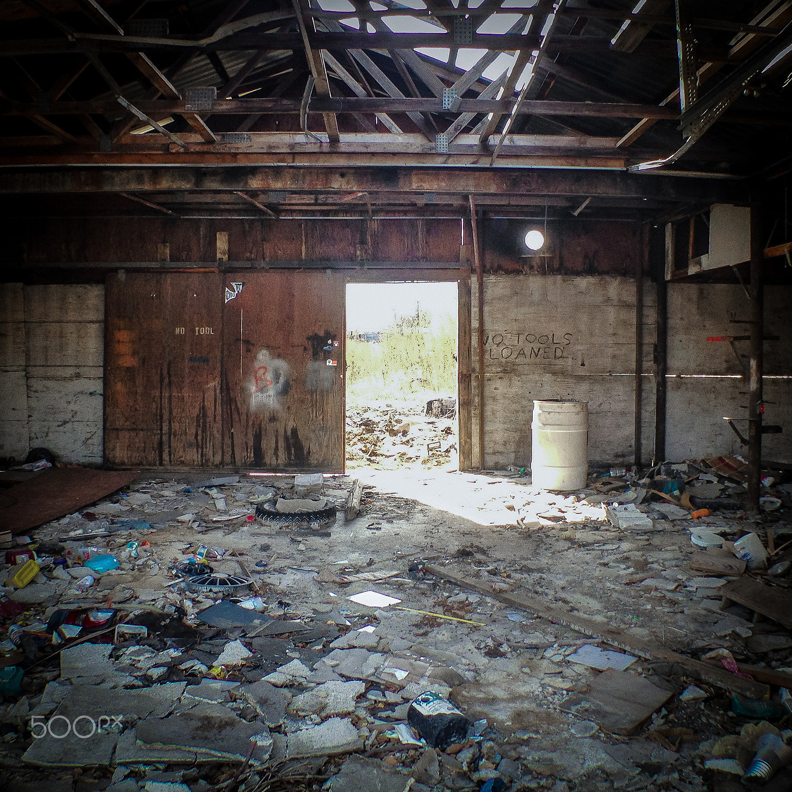Jag.gr 645 PRO for iPhone sample photo. Inside an abandoned building photography