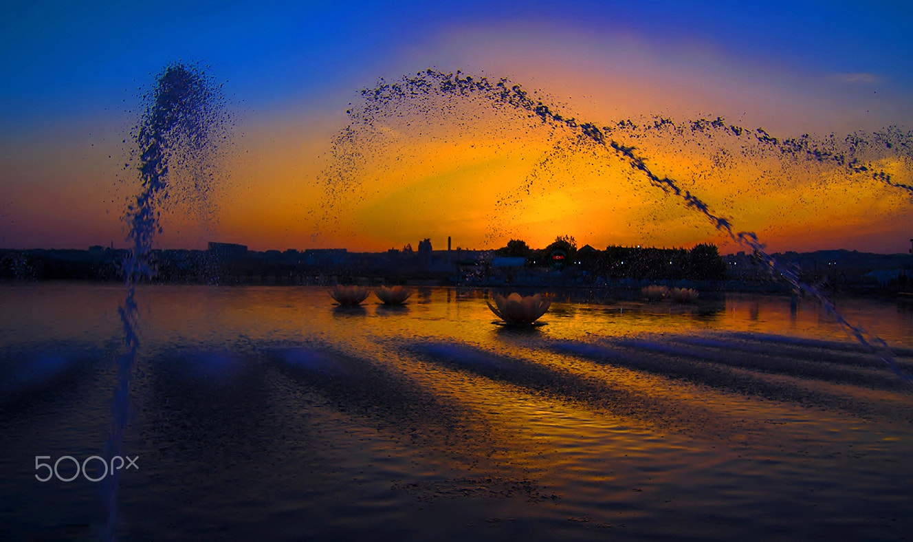 Pentax K-3 II sample photo. Sprinkling water at sunset photography