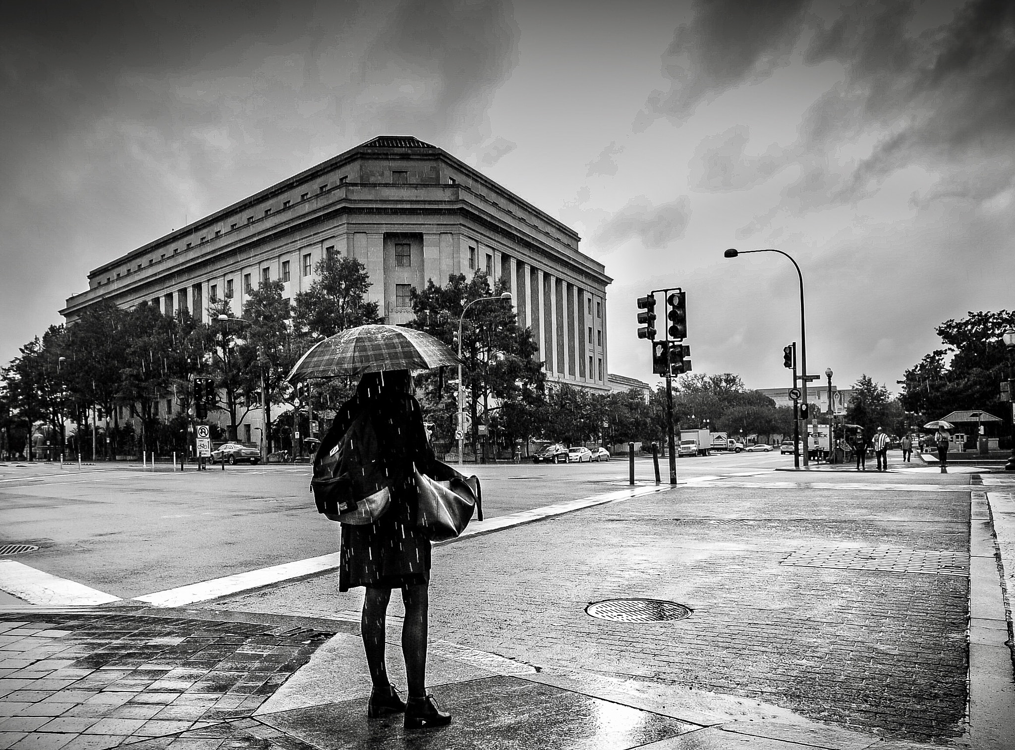 Sigma 10-20mm F4-5.6 EX DC HSM sample photo. Rainy wait at the crossing.  photography