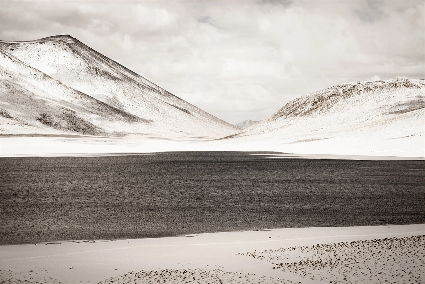 Sony Alpha DSLR-A900 + 35-70mm F4 sample photo. Laguna miñiques after a snowfall photography