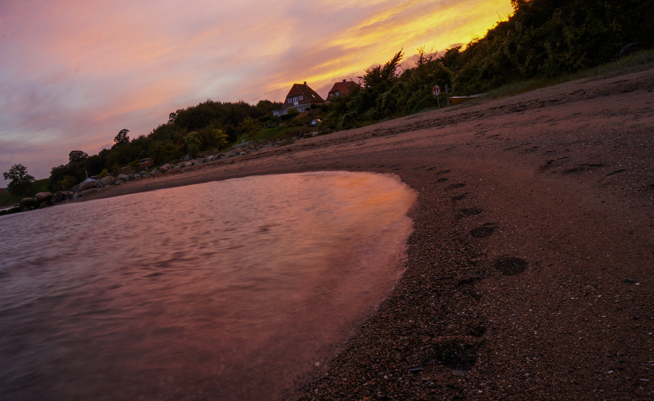 Sony Alpha NEX-5N + Sony E 16mm F2.8 sample photo. Walking by the shore photography