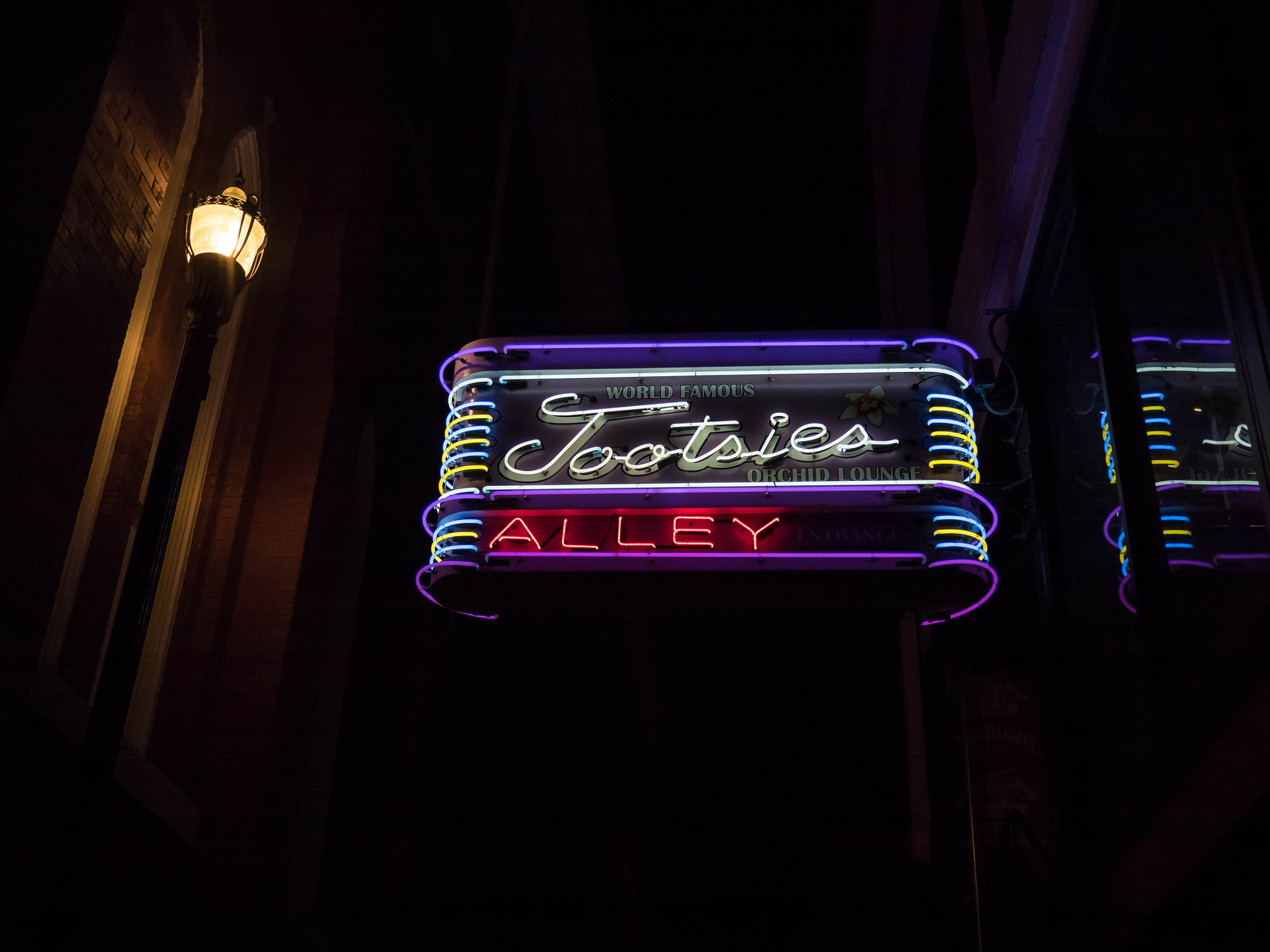 Olympus OM-D E-M5 II + LUMIX G 20/F1.7 II sample photo. Tootsie's orchid lounge photography