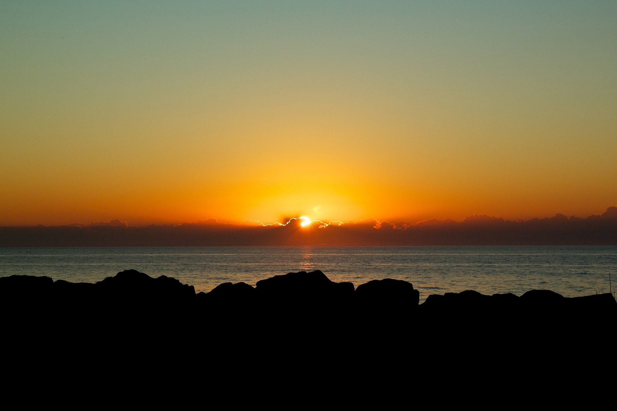 Canon EOS 550D (EOS Rebel T2i / EOS Kiss X4) sample photo. Rocky sunrise photography