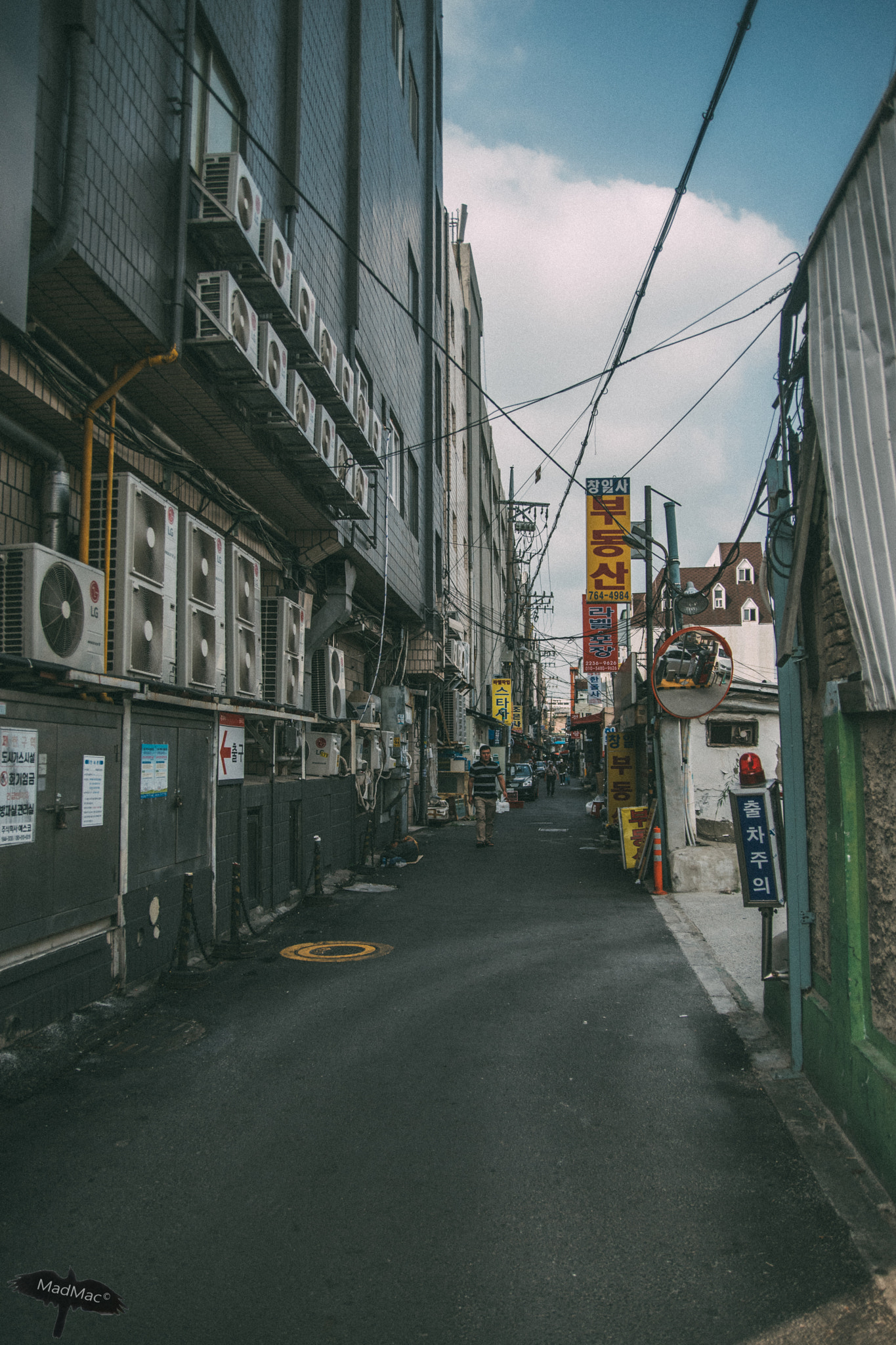 Nikon D5300 + Sigma 18-50mm F2.8 EX DC Macro sample photo. Old alley photography