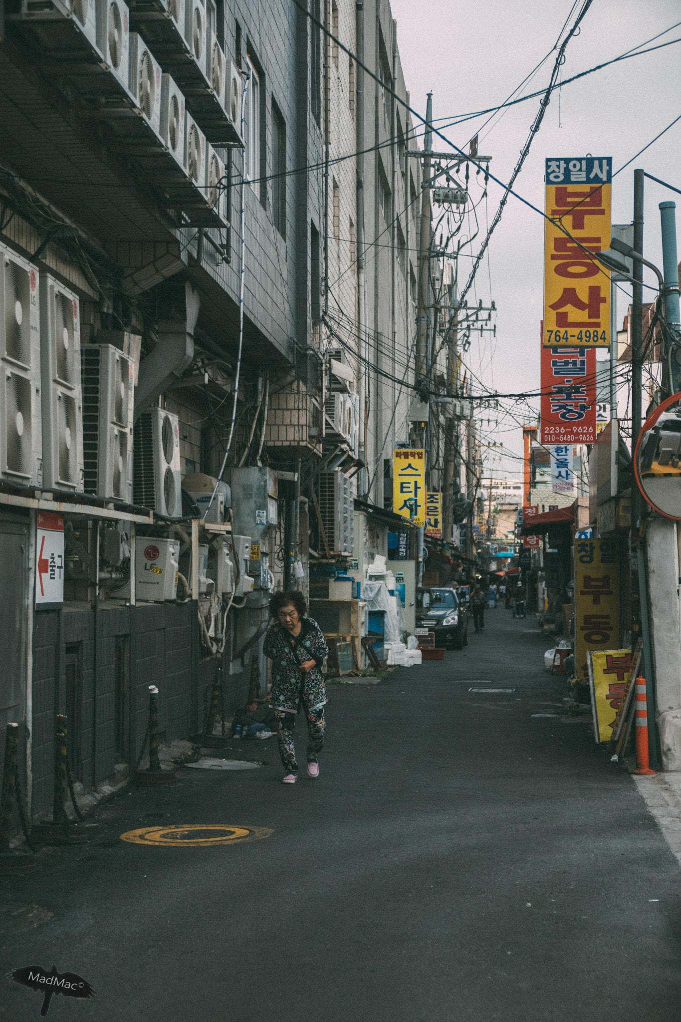 Nikon D5300 + Sigma 18-50mm F2.8 EX DC Macro sample photo. Old alley photography