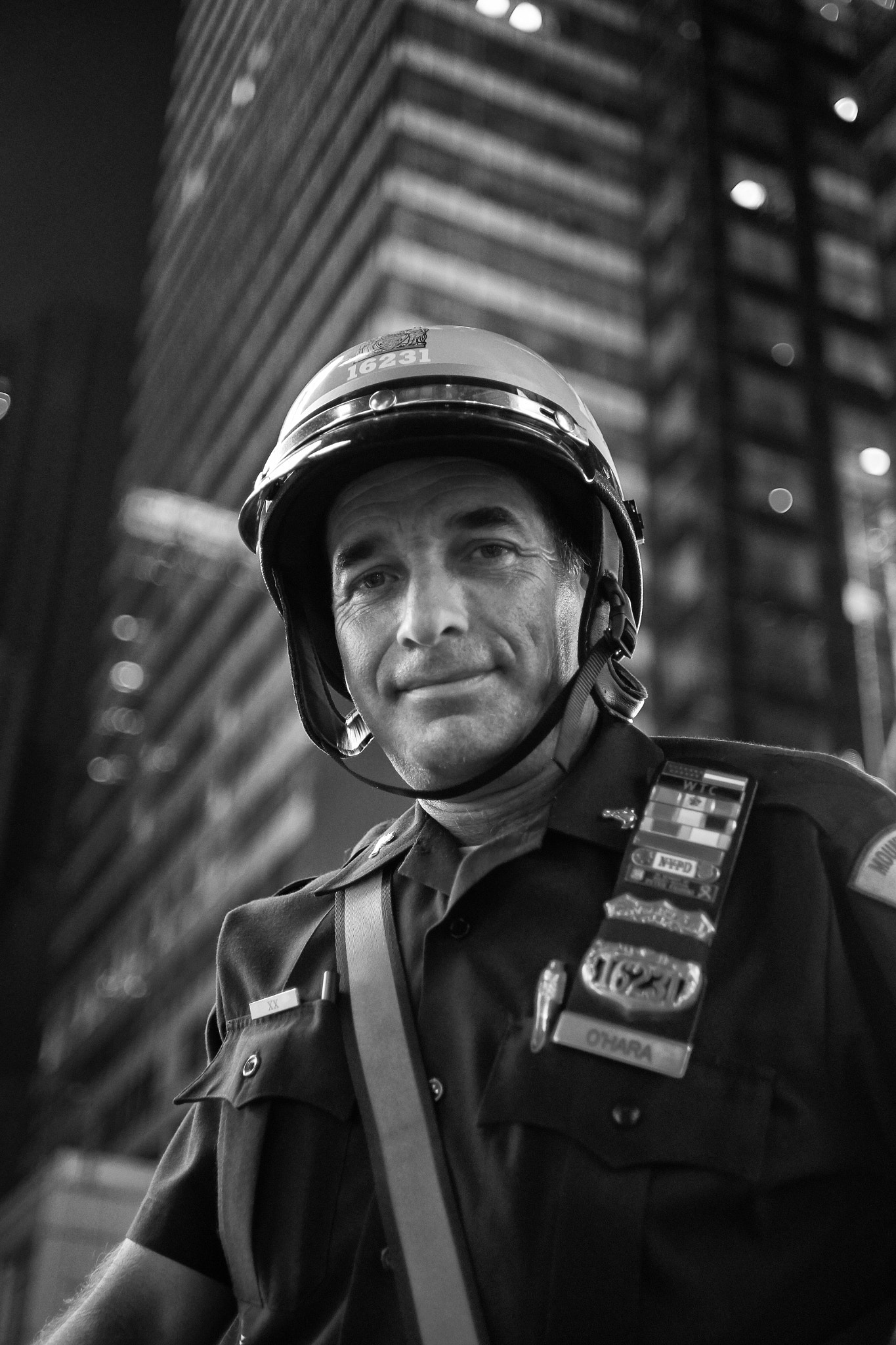 ZEISS Touit 32mm F1.8 sample photo. Officer o'hara of the nypd in times square photography