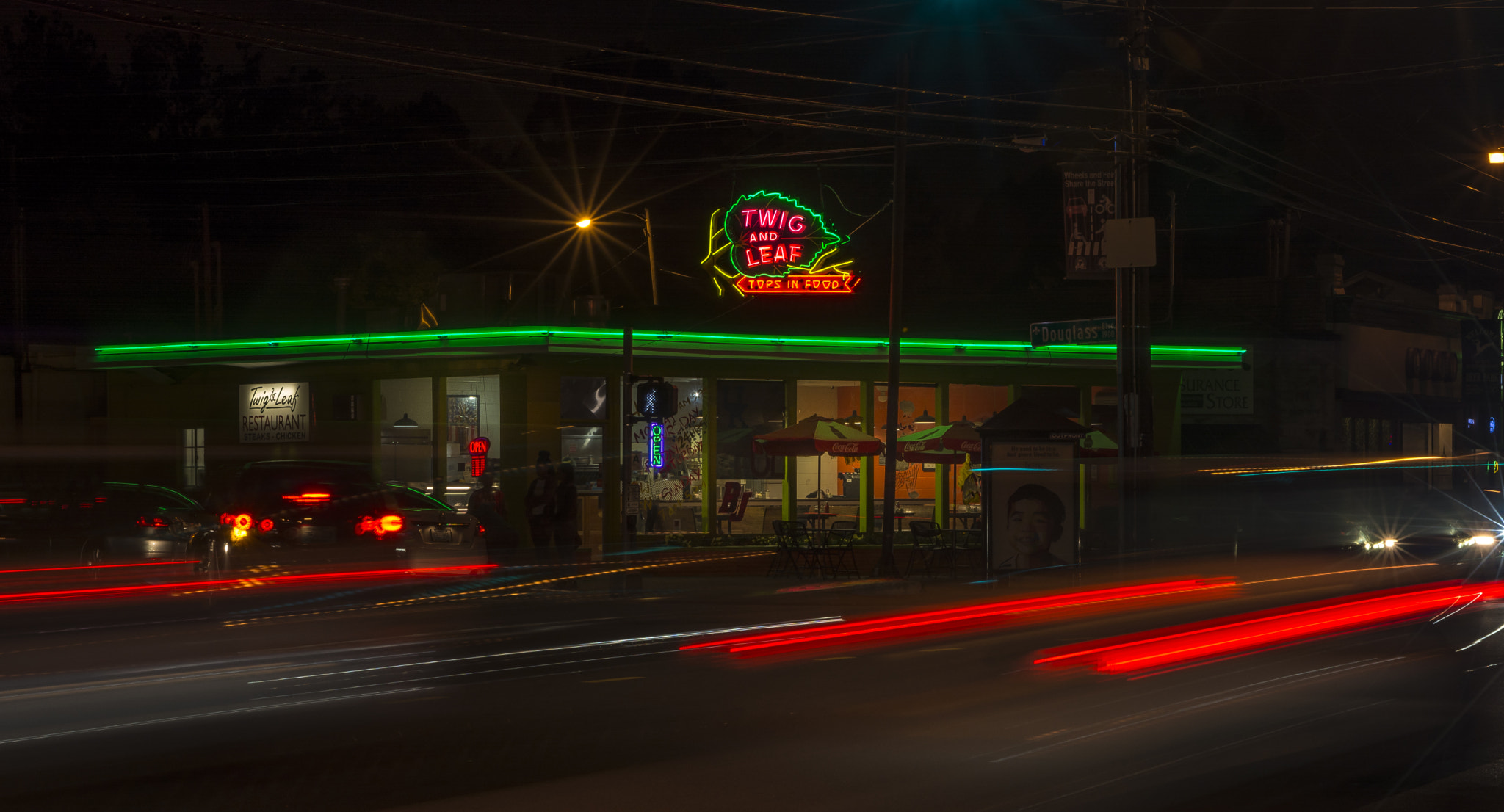 AF Zoom-Nikkor 24-120mm f/3.5-5.6D IF sample photo. Night cafe photography