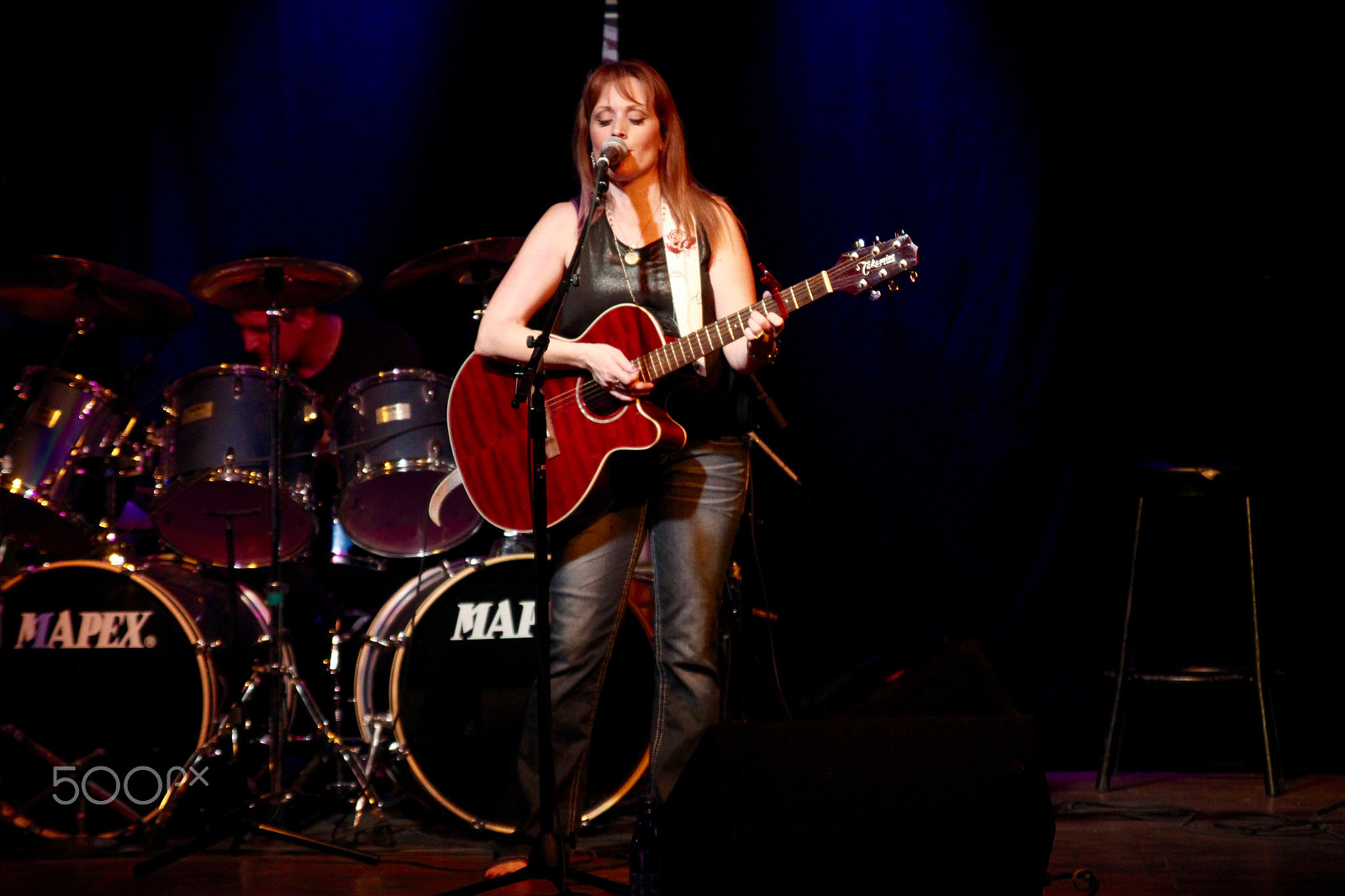 Canon EOS 550D (EOS Rebel T2i / EOS Kiss X4) sample photo. Kym on stage photography