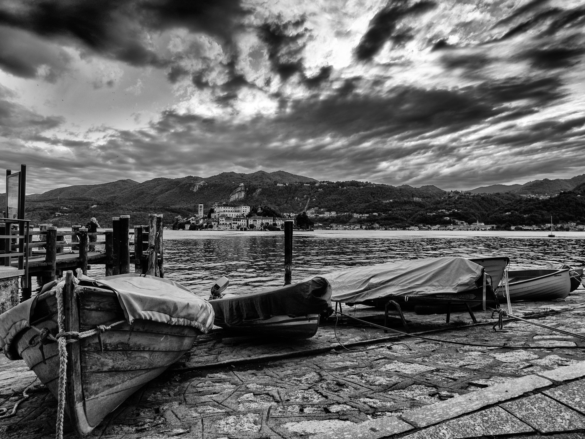 Olympus OM-D E-M5 II + OLYMPUS M.9-18mm F4.0-5.6 sample photo. Boats in black and white photography