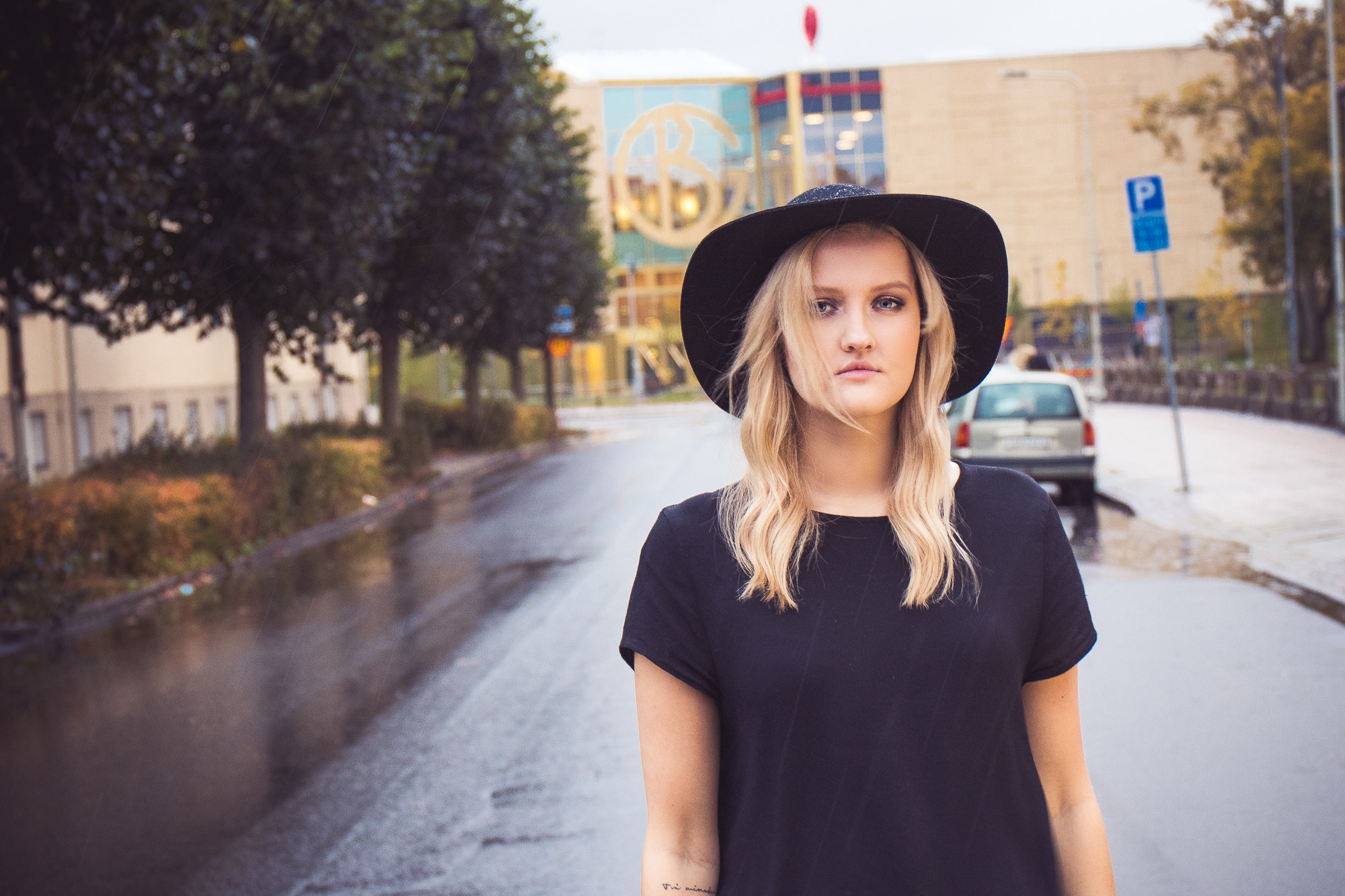 Canon EF 24-70mm F4L IS USM sample photo. Felicia in a rainy kristianstad photography