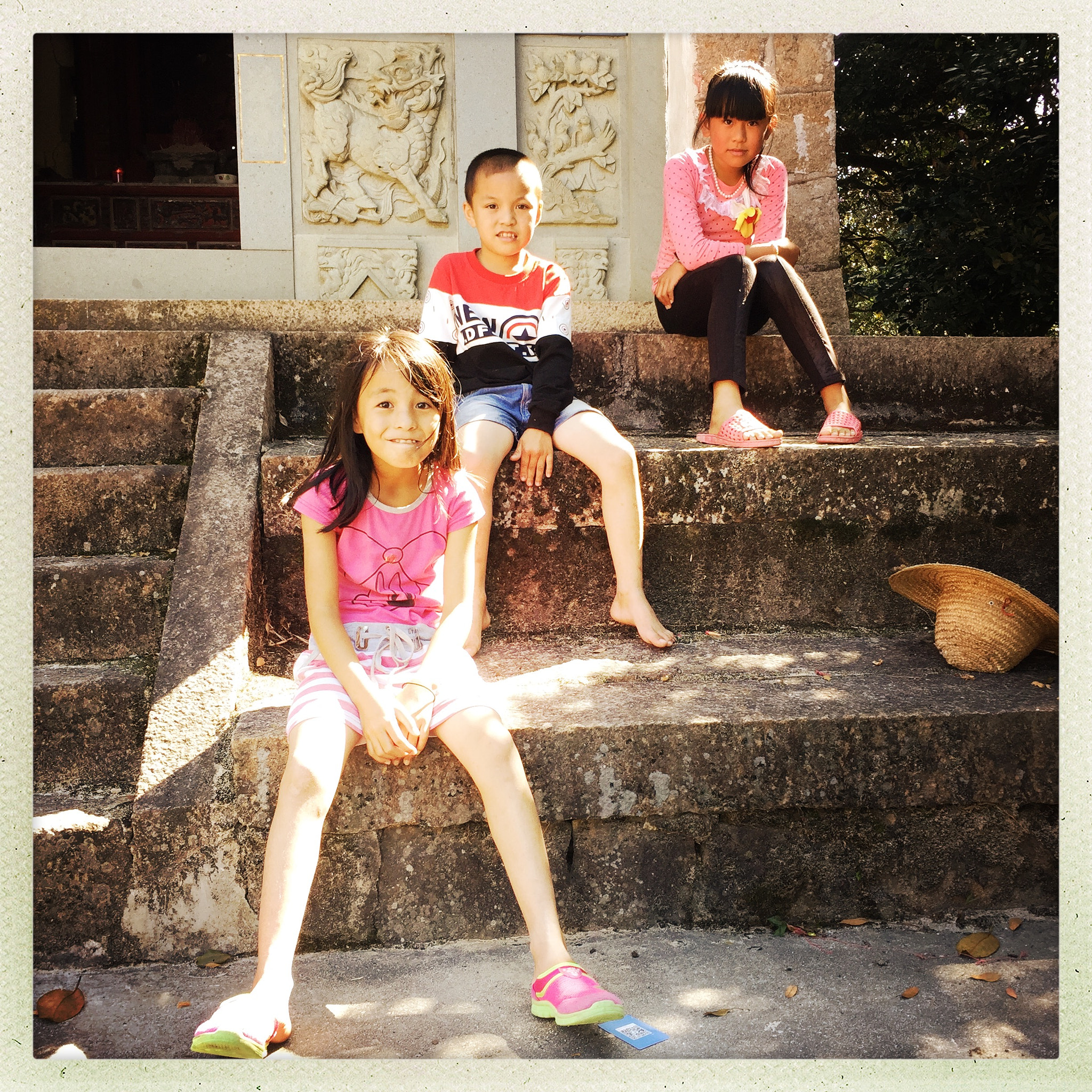 Hipstamatic 321 sample photo. 山里的孩子，坐在阳光下拍照 photography
