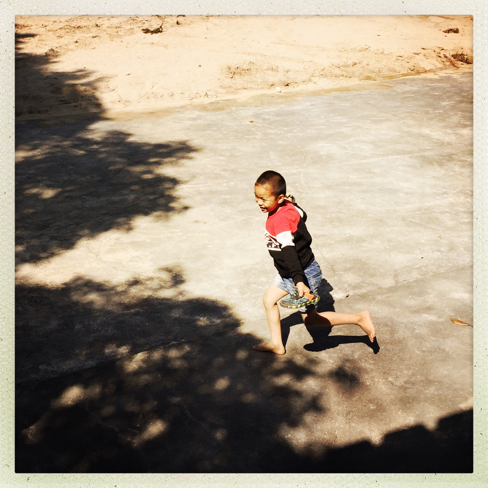 Hipstamatic 321 sample photo. 阳光下的奔跑。 photography