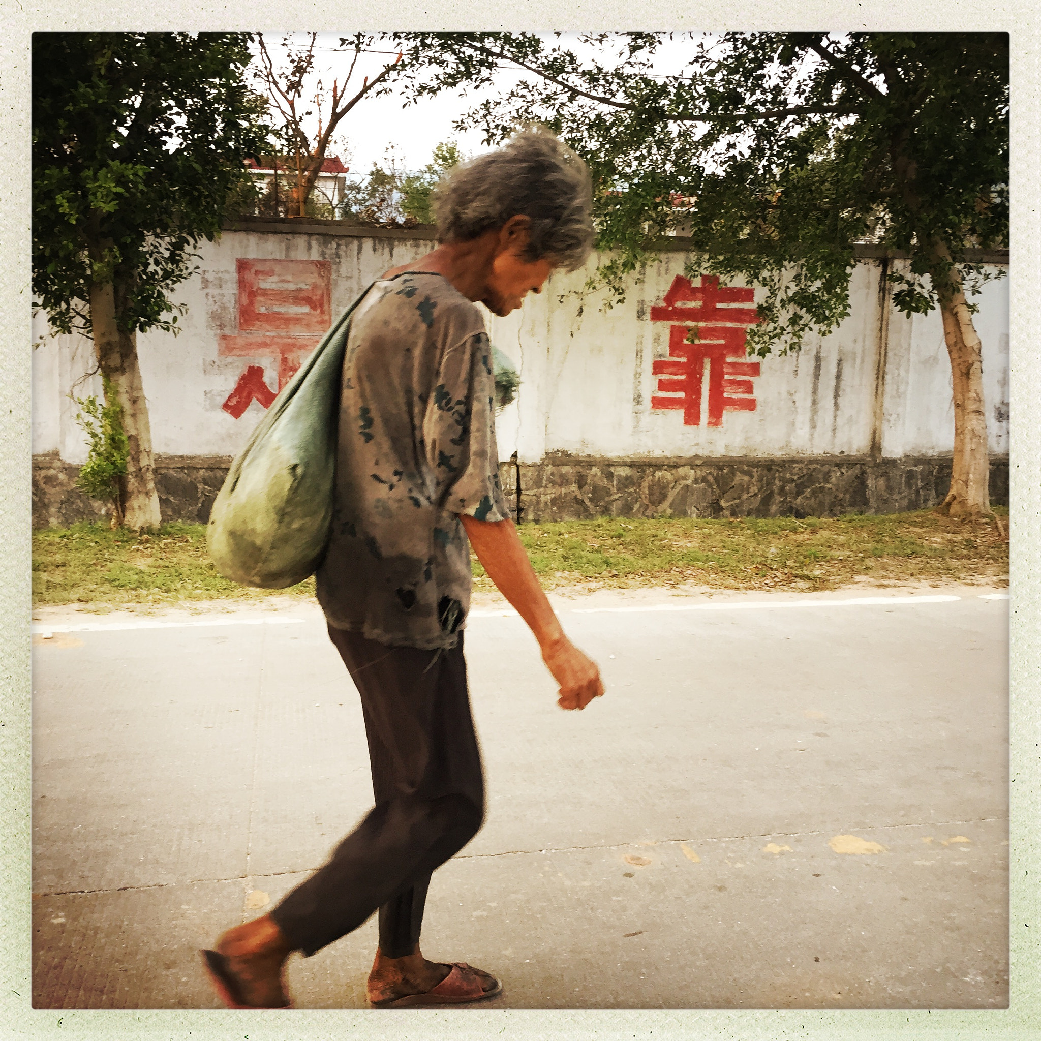Hipstamatic 321 sample photo. 拾荒的老妇。 photography