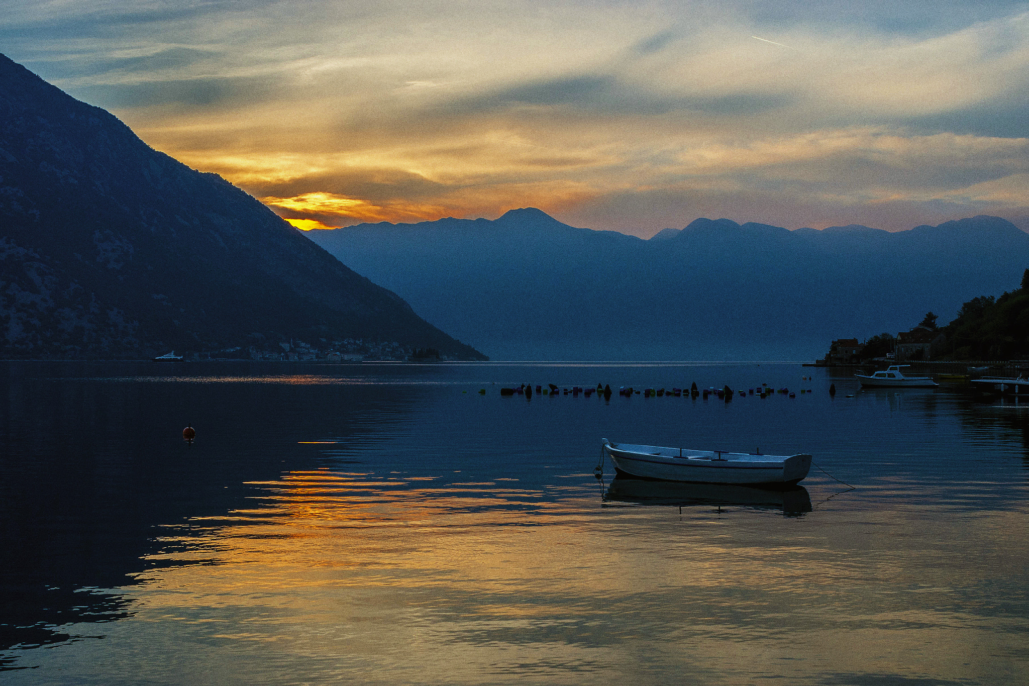 AF Zoom-Nikkor 28-200mm f/3.5-5.6D IF sample photo. Early morning in the bay photography