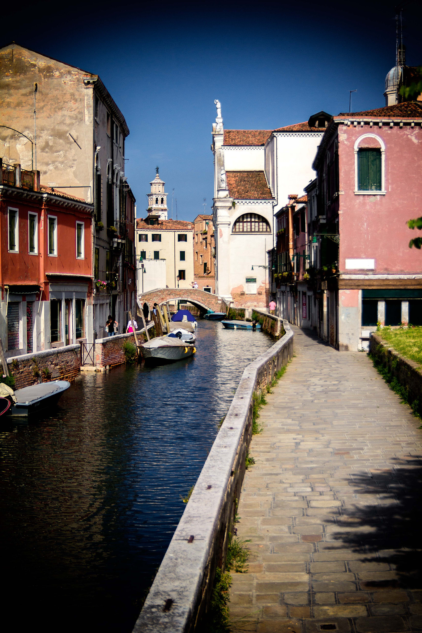 Canon EOS 550D (EOS Rebel T2i / EOS Kiss X4) + Sigma 18-50mm f/2.8 Macro sample photo. Everyday venice photography