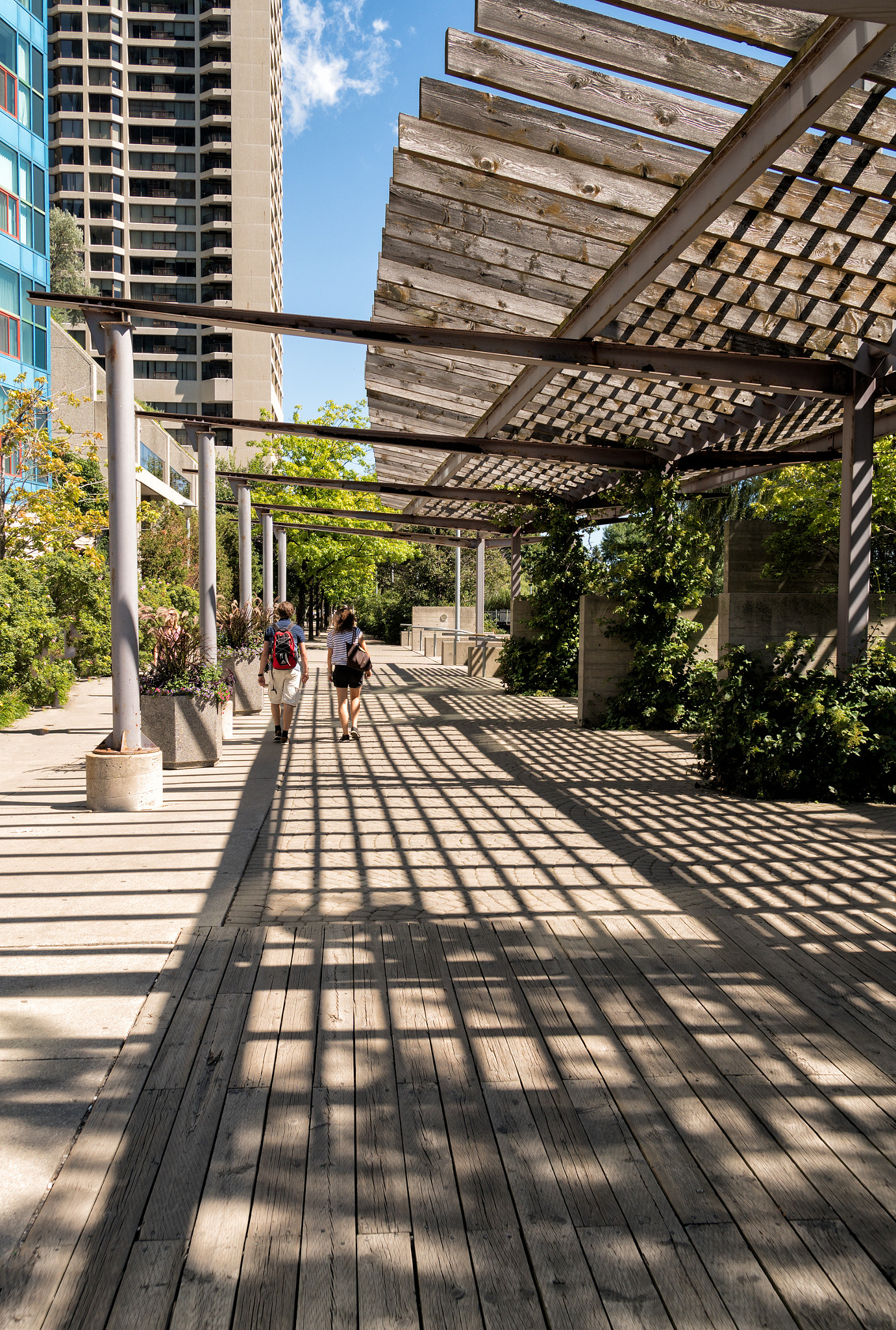 Sony E 18-200mm F3.5-6.3 OSS sample photo. 'promenade' photography