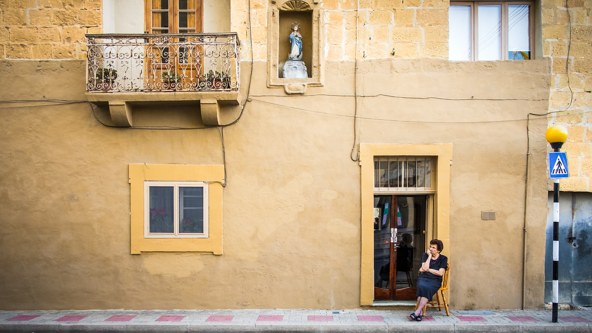Fujifilm X-E2 + Fujifilm XF 18mm F2 R sample photo. Old times - victoria, malta - color street photography photography